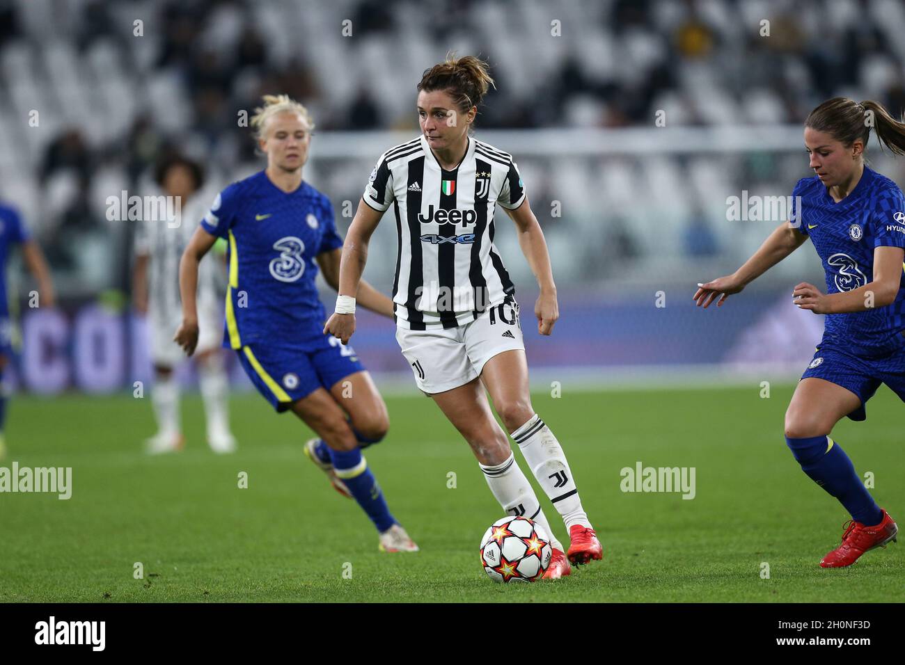 Turin, Italie .Le 13 octobre 2021, Cristiana Girelli, de Juventus FC Women, contrôle le ballon lors du groupe de la Ligue des champions de l'UEFA Un match entre Juventus FC Women et Chelsea FC Women au stade Allianz le 13 octobre 2021 à Turin, Italie . Banque D'Images