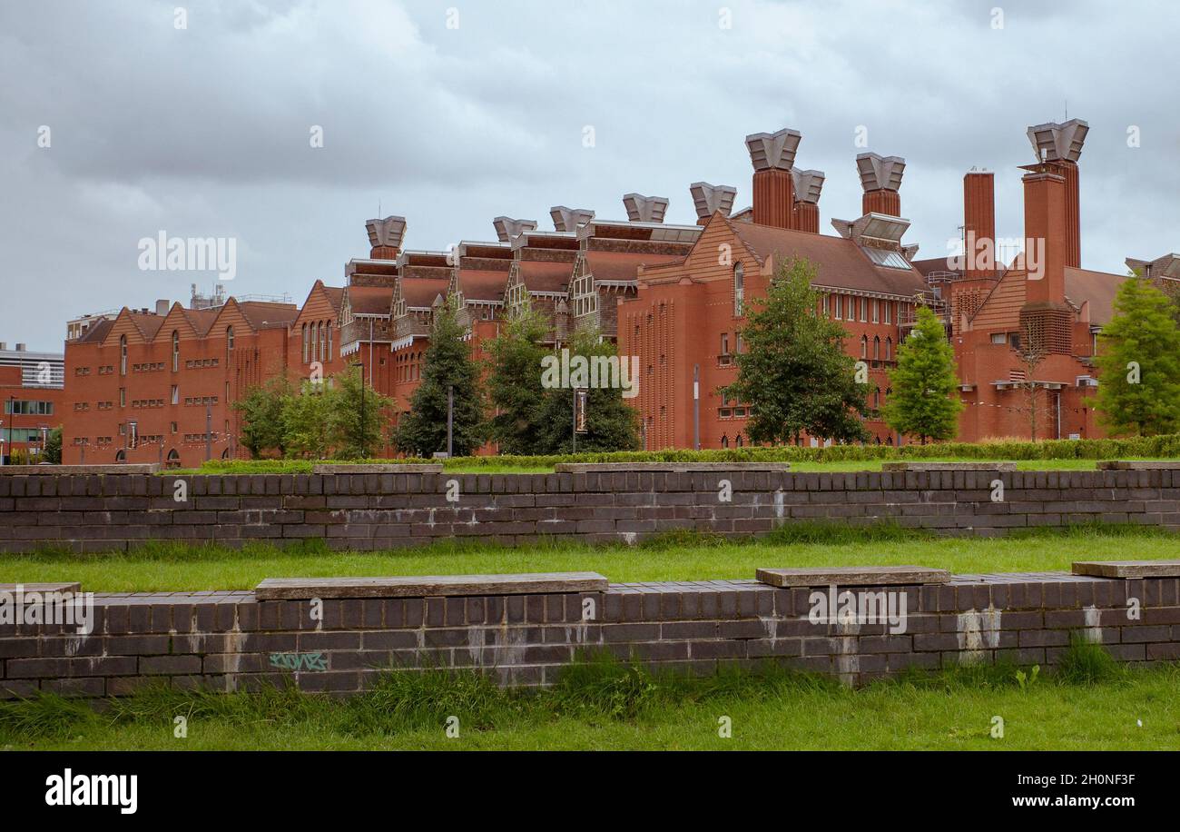 Le bâtiment Queens de l'Université de Montfort, Leicester.Les cheminées de ventilation de grande taille inhabituelles aident à contrôler la température dans les. Banque D'Images
