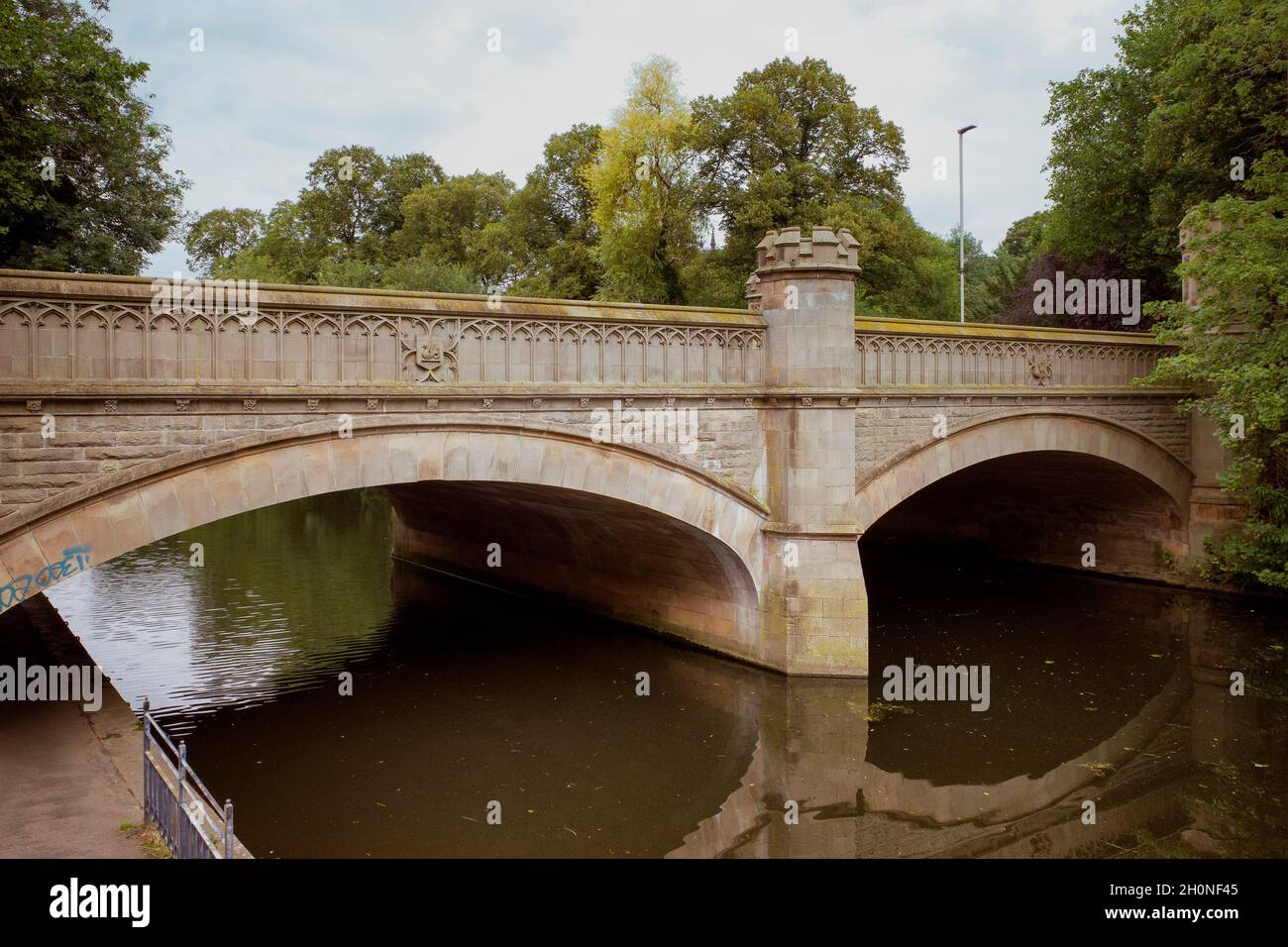 Le pont de Newarke avec ses deux grandes arches elliptiques et son parapet en pierre enjambant la rivière Soar, Leicester. Banque D'Images