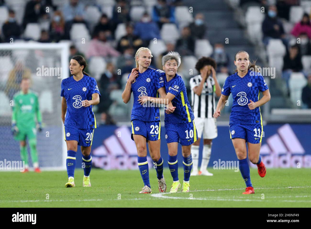 Turin, Italie .Le 13 octobre 2021, Pernille Harder de Chelsea FC Women célèbre après avoir marquant le deuxième but de son équipe lors du groupe de la Ligue des champions de l'UEFA Un match entre Juventus FC Women et Chelsea FC Women au stade Allianz le 13 octobre 2021 à Turin, en Italie . Banque D'Images