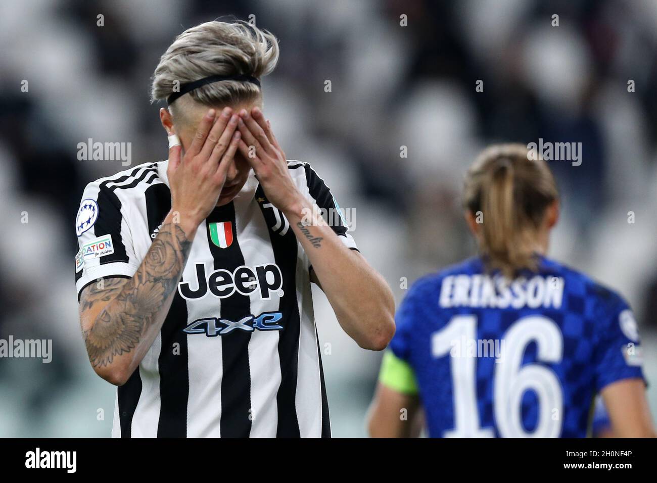 Turin, Italie .13 octobre 2021, Lina Hurtig de Juventus FC Women semble abattu lors du match de l'UEFA Champions League Group A match entre Juventus FC Women et Chelsea FC Women au stade Allianz le 13 octobre 2021 à Turin, Italie . Banque D'Images