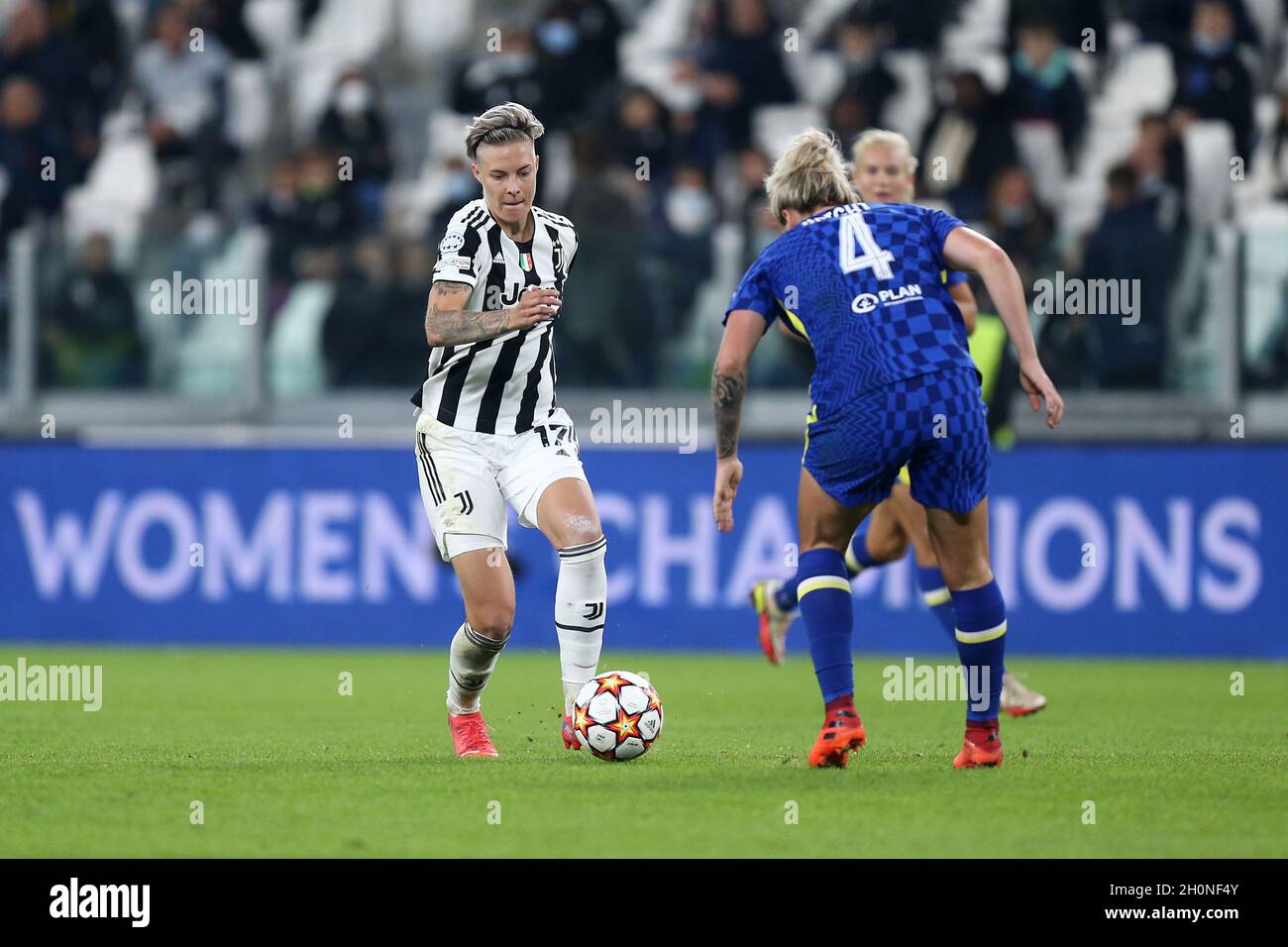 Turin, Italie .13 octobre 2021, Lina Hurtig de Juventus FC Women contrôle le ballon lors du groupe de la Ligue des champions de l'UEFA Un match entre Juventus FC Women et Chelsea FC Women au stade Allianz le 13 octobre 2021 à Turin, Italie . Banque D'Images