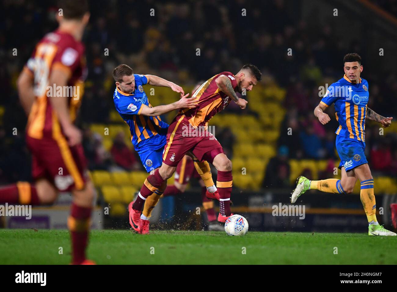 Bryn Morris de Shrewsbury Town et Kai Bruenker de Bradford City se battent pour le bal Banque D'Images