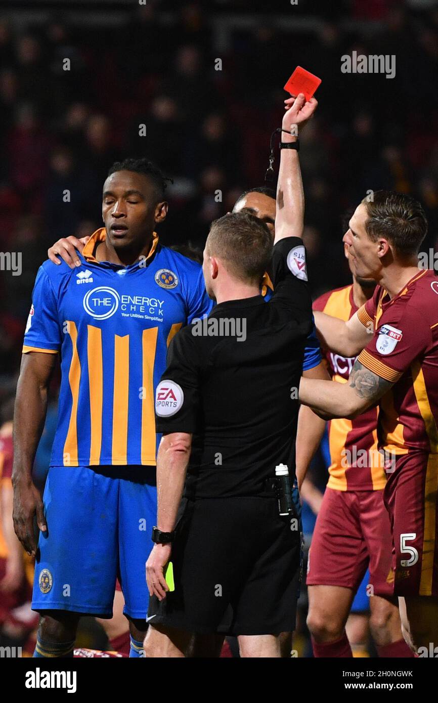 Omar Beckles, de Shrewsbury Town, a approuvé un défi contre Nathaniel Knight-Percival de Bradford City Banque D'Images