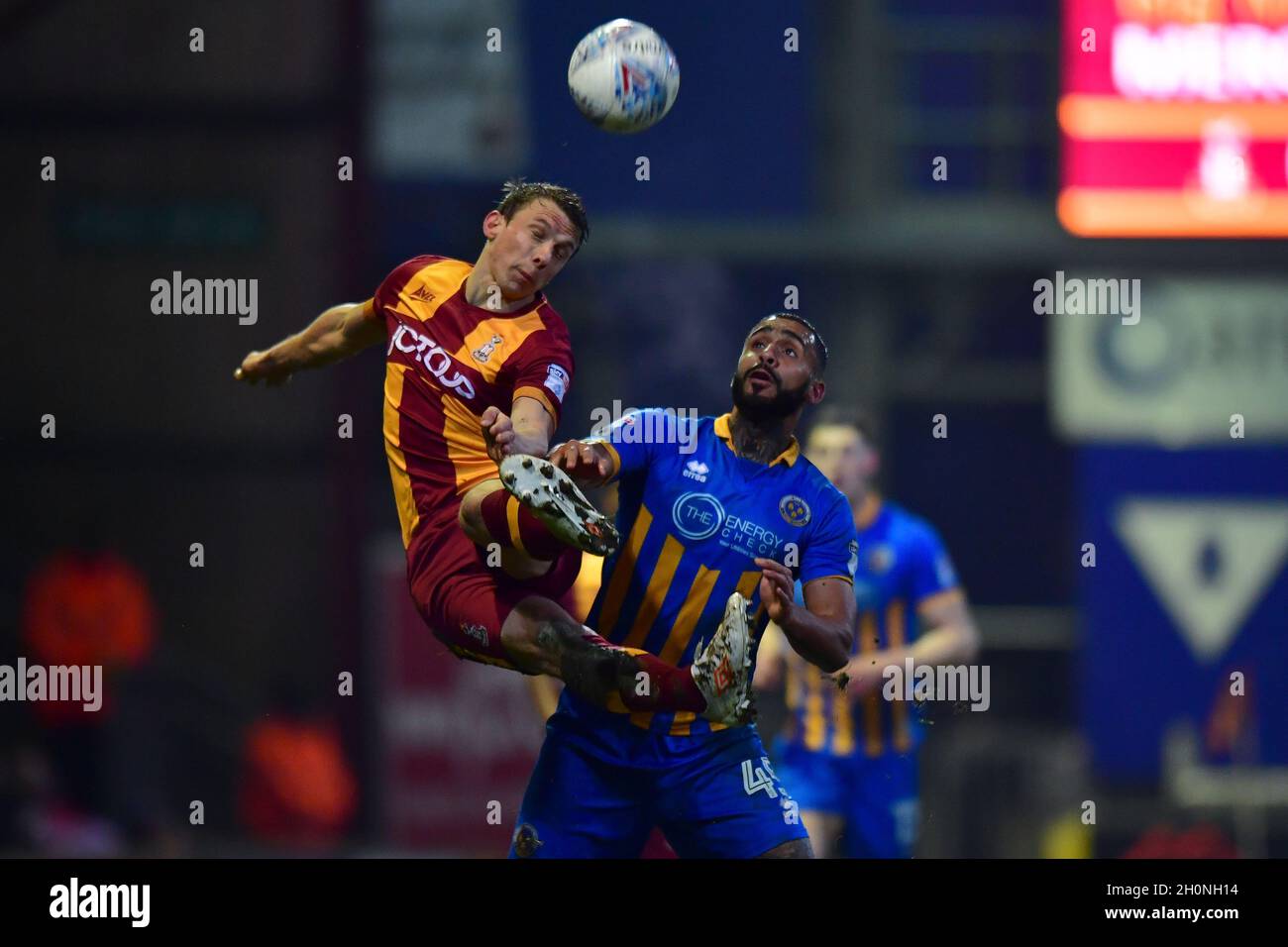 Stephen Warnock de Bradford City et Stefan Payne de Shrewsbury Town se battent pour le ballon Banque D'Images