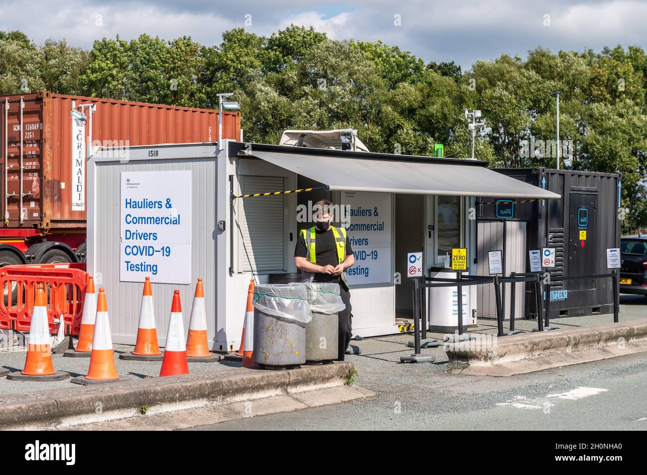 Centre de test COVID-19 pour les conducteurs commerciaux à la station de service Burtonwood sur l'autoroute M62 au Royaume-Uni. Banque D'Images