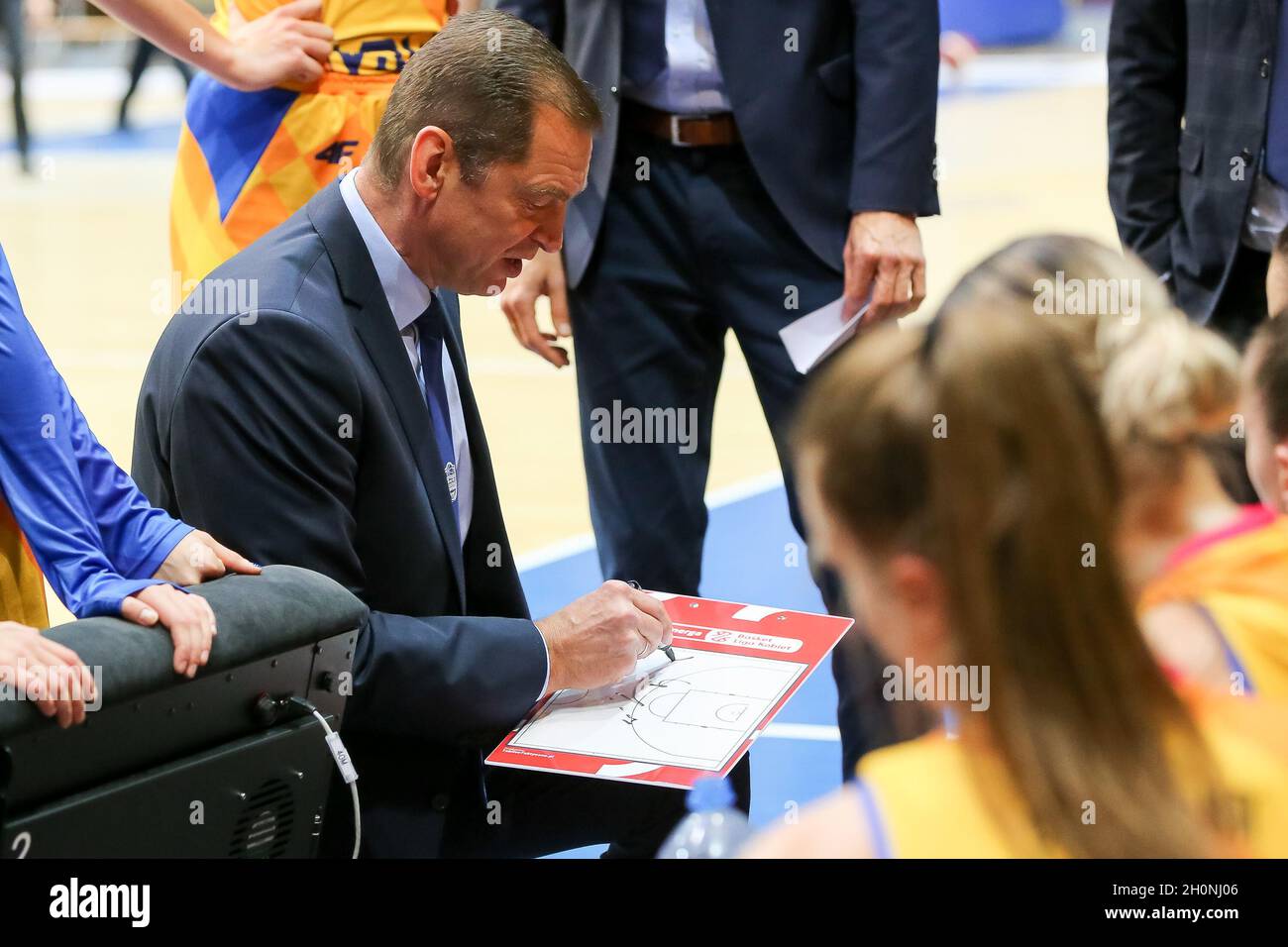 Gdynia, Pologne.13 octobre 2021.L'entraîneur Gundars Vetra a vu pendant le match de l'Euro League femmes groupe B entre VBW Arka Gdynia et Sopron basket à Gdynia.(Note finale; VBW Arka Gdynia 71:86 Panier de Sopron ).(Photo de Tomasz Zasinski/SOPA Images/Sipa USA) crédit: SIPA USA/Alay Live News Banque D'Images