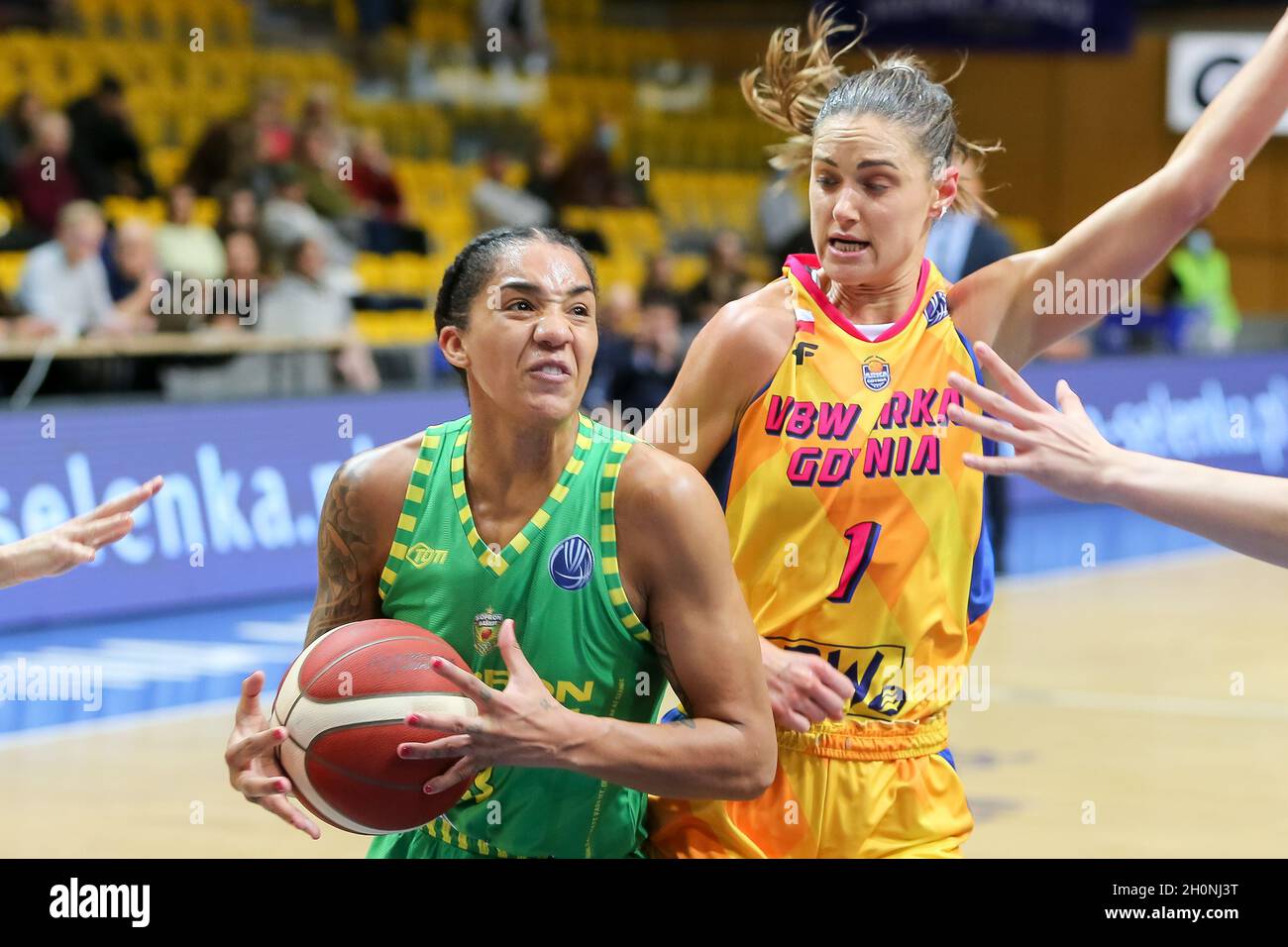 Gdynia, Pologne.13 octobre 2021.Gabby Williams et Alice Kunek sont vus en action lors du match des femmes de l'Euro League B entre VBW Arka Gdynia et Sopron basket à Gdynia.(Note finale; VBW Arka Gdynia 71:86 Panier de Sopron ).(Photo de Tomasz Zasinski/SOPA Images/Sipa USA) crédit: SIPA USA/Alay Live News Banque D'Images