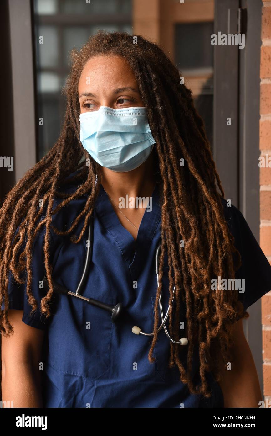 Femme médecin avec de longues marches Banque D'Images