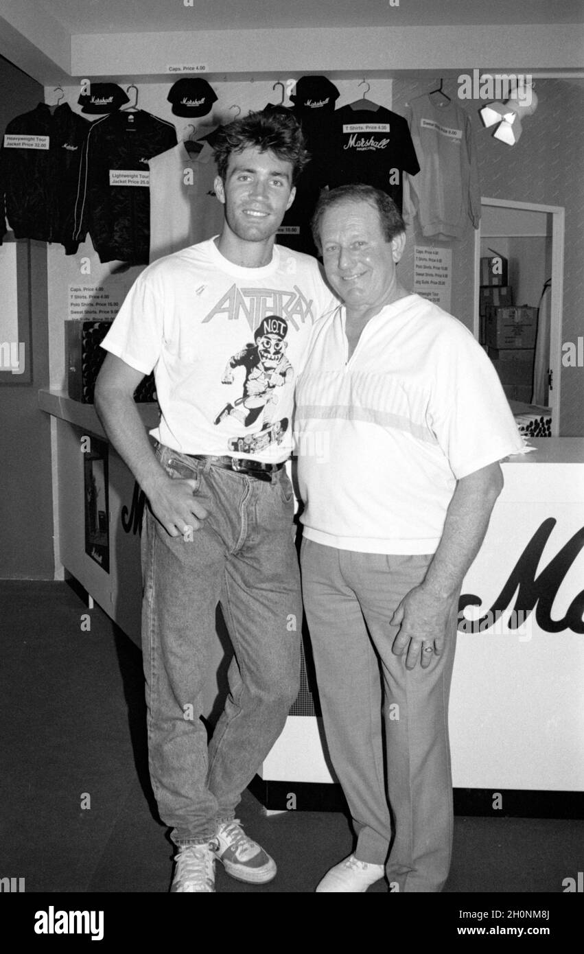 La star australienne du tennis et guariste Pat Cash, à gauche, et Jim Marshall, fondateur de Marshall amplification, photographiés sur le stand Marshall à la British Music Fair, Olympia, Londres, Angleterre en 1989. Banque D'Images