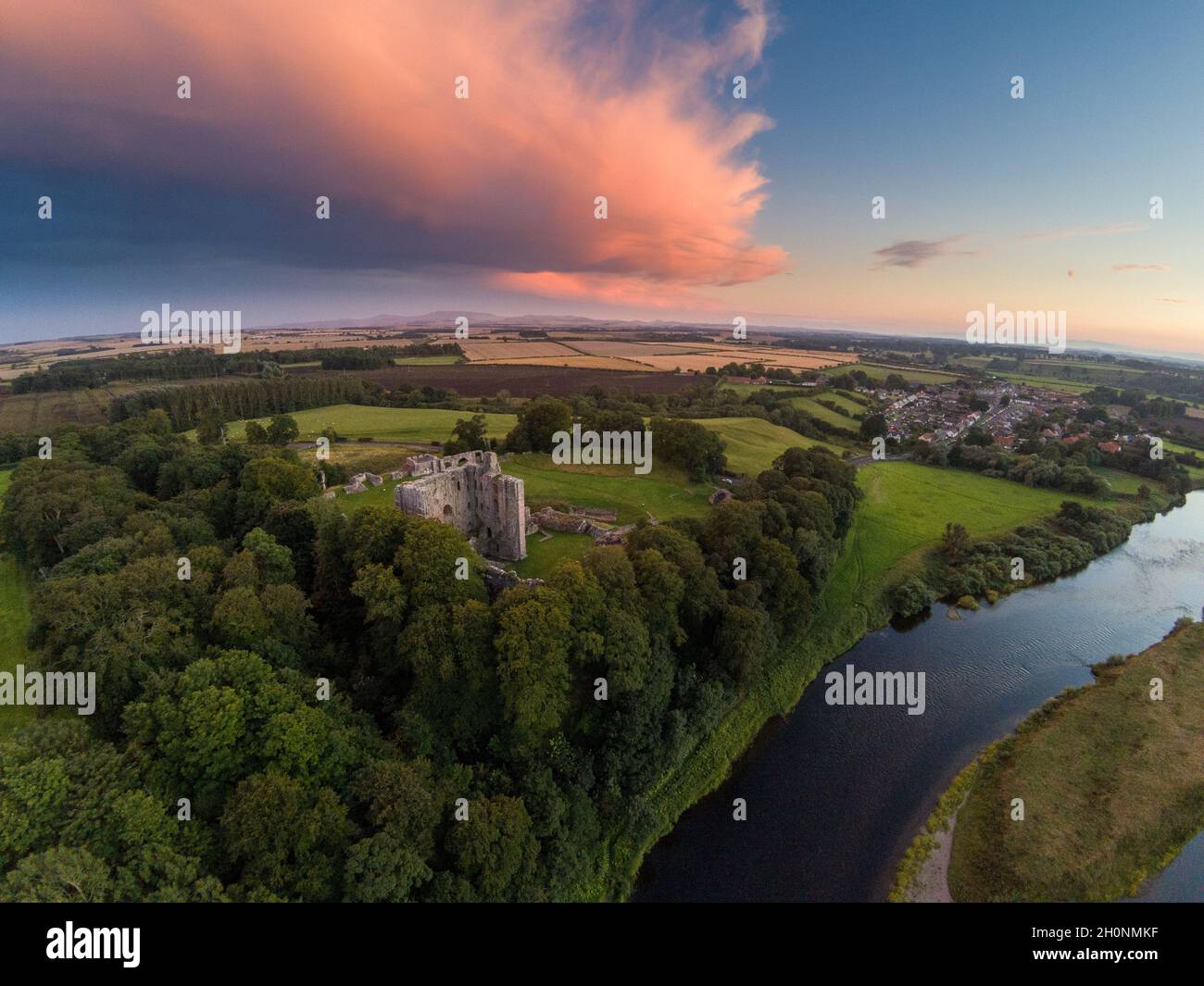 Le château de Norham, en position dominante au-dessus de la rivière Tweed, était l'un des plus puissants de la frontière anglo-écossaise. Northumberland, Angleterre, Royaume-Uni Banque D'Images