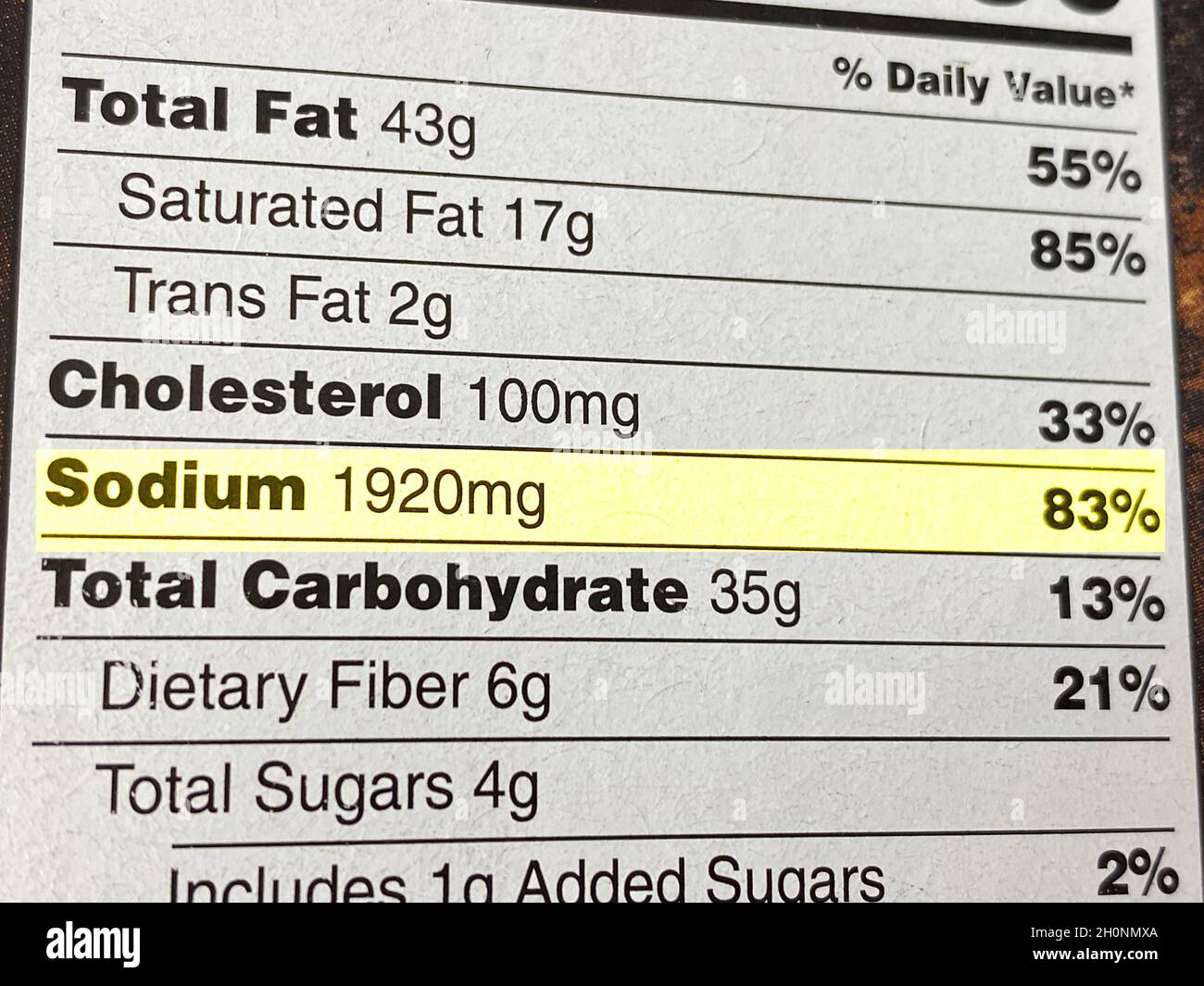 Teneur élevée en sodium mise en évidence sur une étiquette nutritionnelle.La FDA veut que les fabricants d'aliments réduisent le sodium car les Américains mangent trop de sel. Banque D'Images