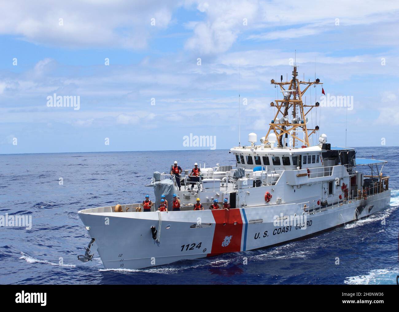 Oliver Berry, le cutter de la Garde côtière, effectue une patrouille à l'intérieur et autour des Samoa américaines, couvrant 8,169 milles marins.L’équipage a cherché à combattre la pêche illégale, non réglementée et non déclarée ainsi que d’autres menaces maritimes dans le Pacifique afin de protéger la sécurité et la souveraineté des ressources des États-Unis et de notre partenaire.(É.-U.Photo de la Garde côtière avec l'aimable autorisation du CGC Juniper) Banque D'Images