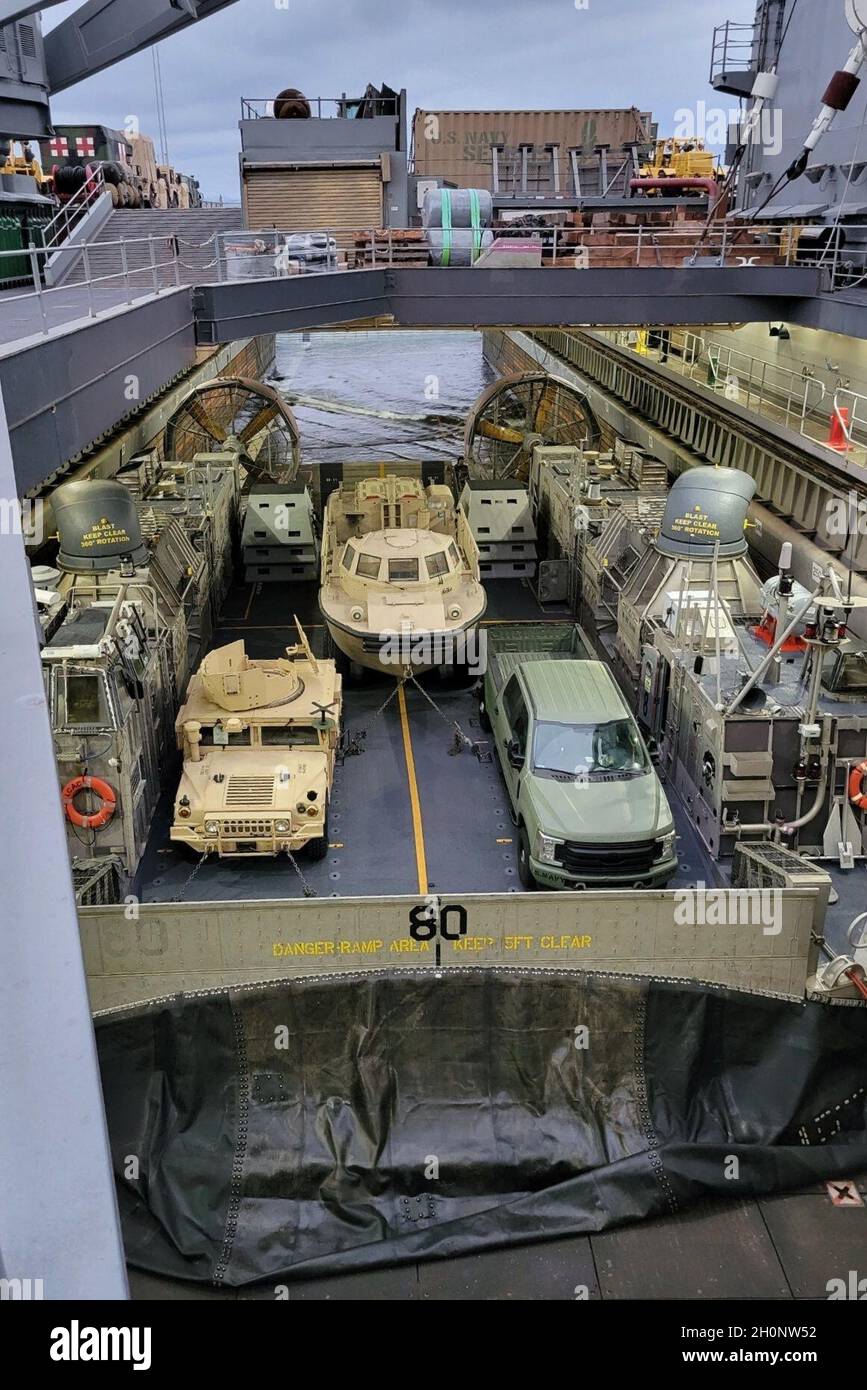 Un LSSV, un véhicule polyvalent à roues à haute mobilité (HMMWV), et un camion léger et amphibie de 5 tonnes (LARC-V) sont montés à bord d'un embarcation, coussin d'air (LCAC), dans le pont de puits du navire d'atterrissage amphibie USS Rushmore (LSD47), le 1er octobre 2021, à San Diego, Californie.L'équipe de Beach Party Team (BPT) DE l'unité ONE de Beachmaster (BMU-1) DELTA a terminé un ascenseur opportune à bord de Rushmore avant de se rendre à San Francisco pour la semaine de la flotte. Banque D'Images