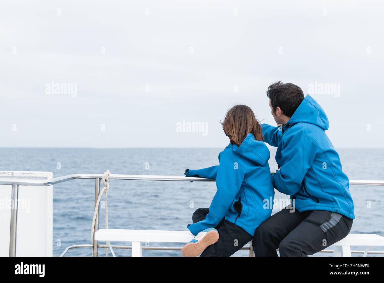 Père et fille s'amuser sur le bateau à voile à la plage pendant les vacances - Amour et concept de famille Banque D'Images