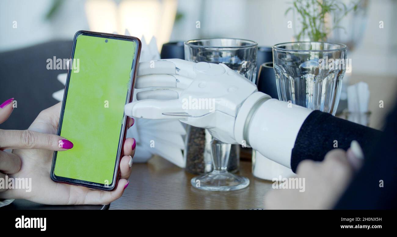 Photo d'un téléphone et d'une prothèse de main Banque D'Images