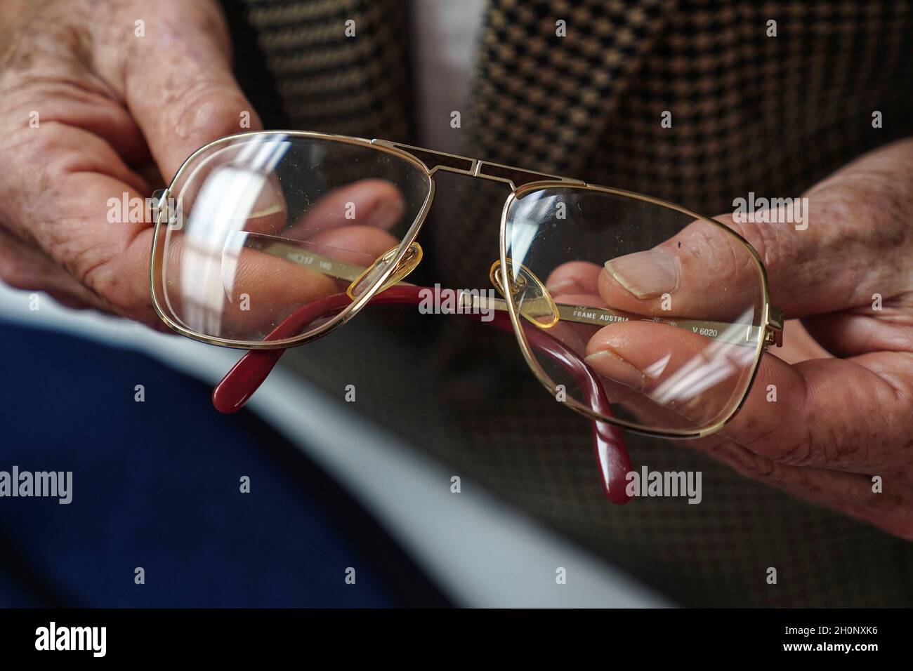 Arlan Ettinger, président des enchères de Guernsay, détient une paire de  lunettes appartenant auparavant à Nelson Mandela qui vont aux enchères pour  recueillir des fonds pour la charité dans le quartier de