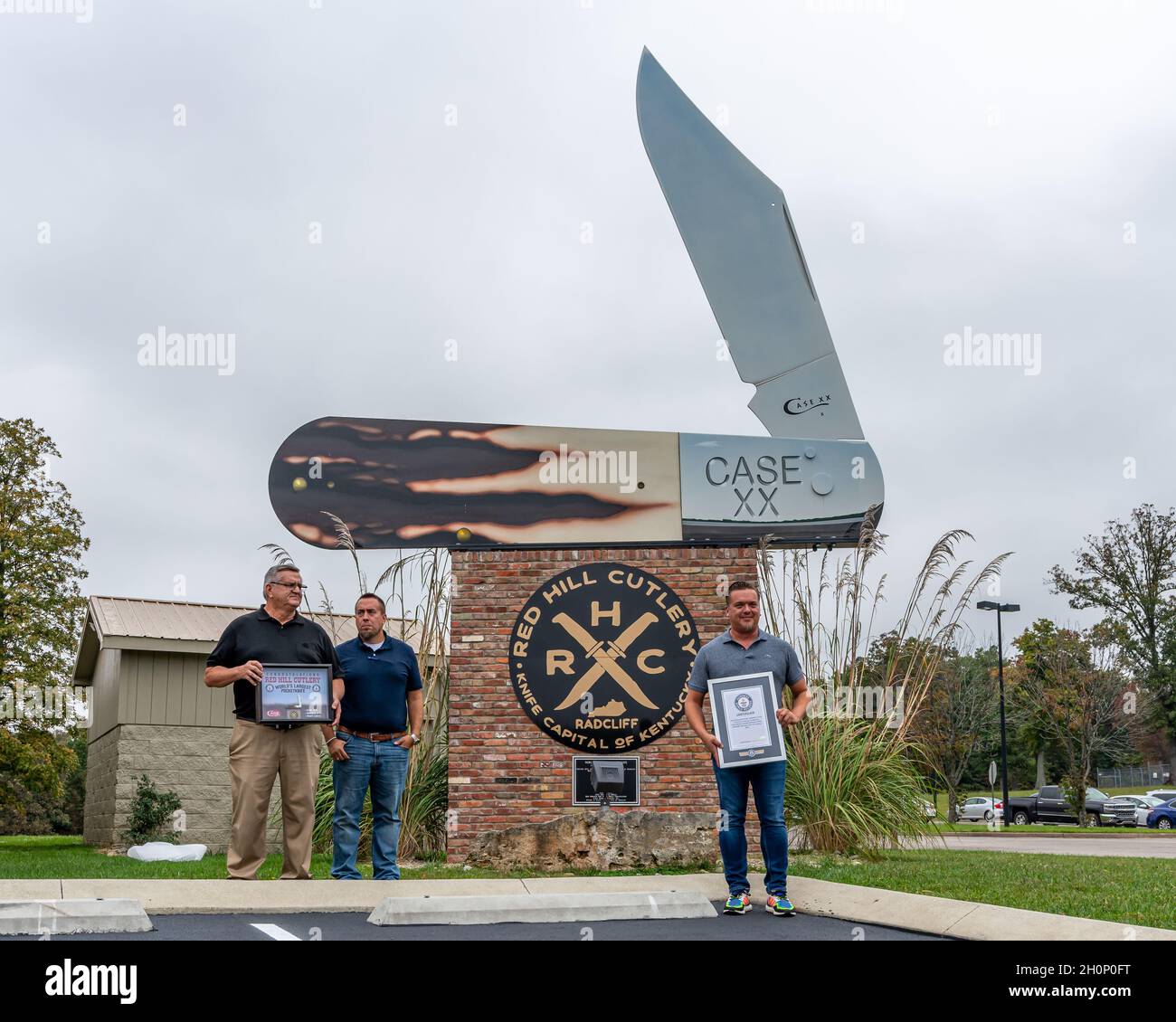 Radcliff, KY, USA - 13 octobre 2021 : Jason Basham présente son certificat Guinness Book of World's Records pour le plus grand couteau de poche du monde. Banque D'Images