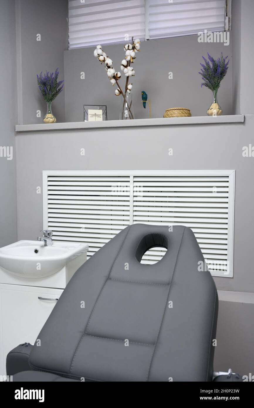 Salon de beauté intérieur, chambre moderne avec fauteuil inclinable dans spa ou centre de bien-être. Intérieur propre bureau de cosmétologie branché. Concept de service cosmétique Banque D'Images