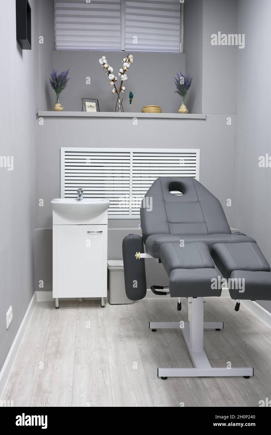 Salon de beauté intérieur, chambre moderne avec fauteuil inclinable dans spa ou centre de bien-être. Intérieur propre bureau de cosmétologie branché. Concept de service cosmétique Banque D'Images