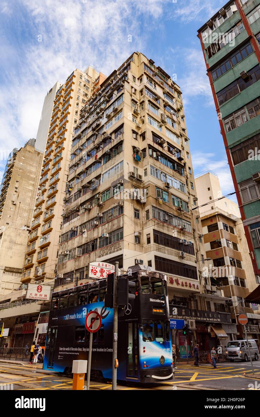 Hong Kong, Chine - 05 mai 2018 : tramway à impériale le long de la rue historique des anciens appartements dans le quartier de Sai Ying Pun. Banque D'Images