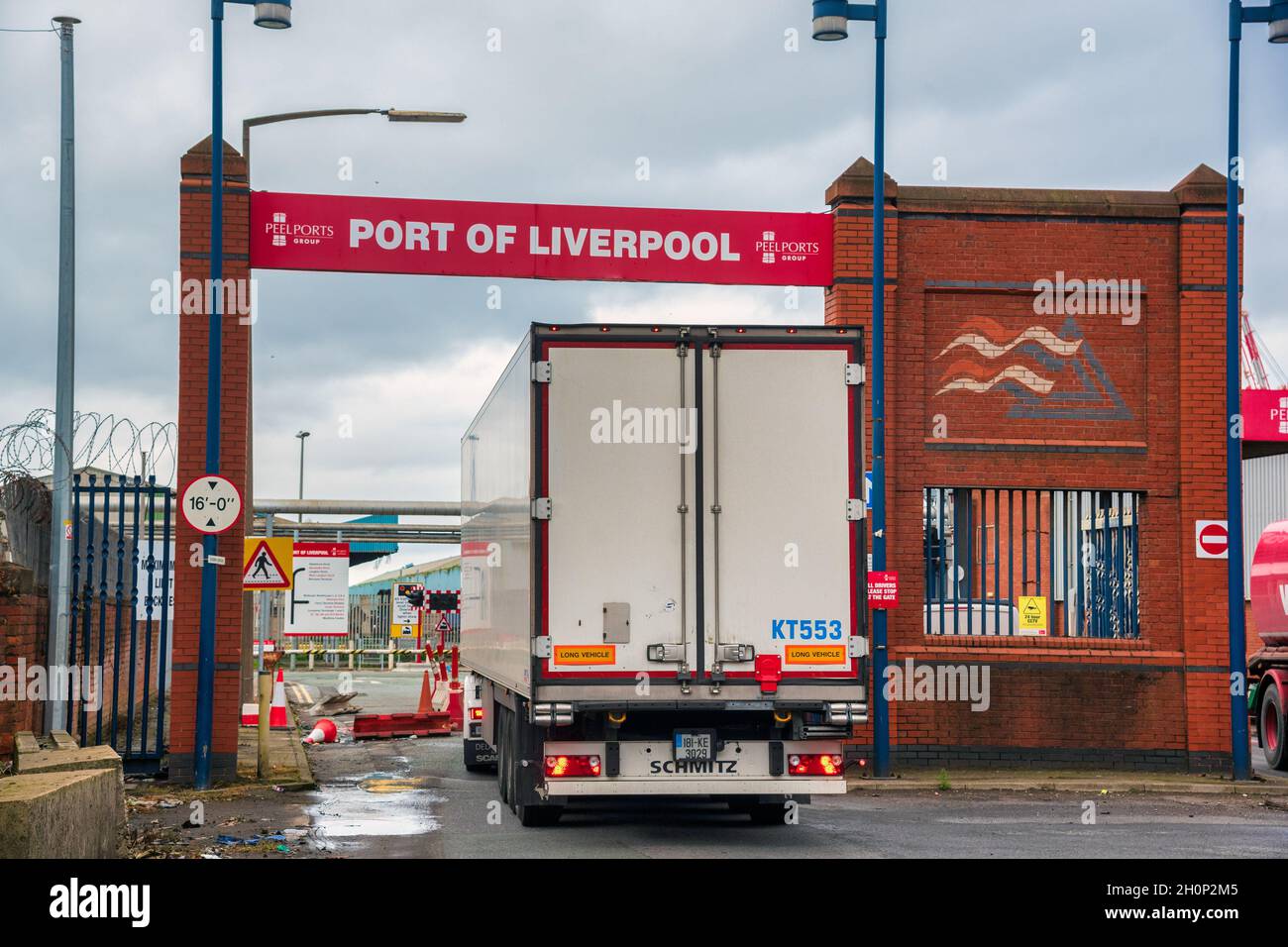 Liverpool, Royaume-Uni.13 octobre 2021.Un camion entre dans le port de Liverpool.la crise des conducteurs de véhicules lourds au Royaume-Uni pourrait s'aggraver en menaçant une nouvelle grève de la DVLA (Driver and Vehicle Licensing Agency).L'action industrielle ne pourrait pas se faire à un pire moment, car la nation se débat déjà avec la crise qui a conduit à des étagères vides et à des pénuries de carburant et les ports ayant un arriéré de conteneurs avec le gouvernement prenant des mesures pour s'attaquer à la pénurie de conducteurs de HGV.Crédit : SOPA Images Limited/Alamy Live News Banque D'Images