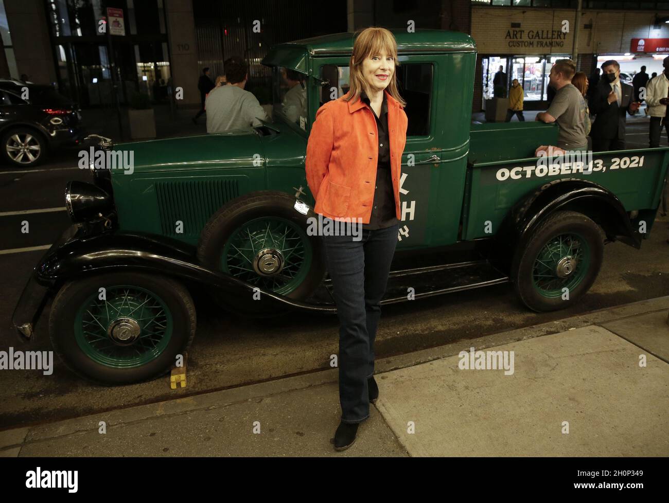 New York, États-Unis.13 octobre 2021.Suzanne Vega pose pour des photos avec un pick-up classique des années 1920 de Chevrolet à l'extérieur du théâtre Belasco pour la soirée de réouverture de Broadway de « Girl from the North Country » à New York le mercredi 13 octobre 2021.Girl du Nord Country, avec la musique du légendaire Bob Dylan réimaginé par le célèbre dramaturge Conor McPherson, a été le dernier spectacle à ouvrir sur Broadway avant la fermeture de COVID en 2020.Photo de John Angelillo/UPI crédit: UPI/Alay Live News Banque D'Images