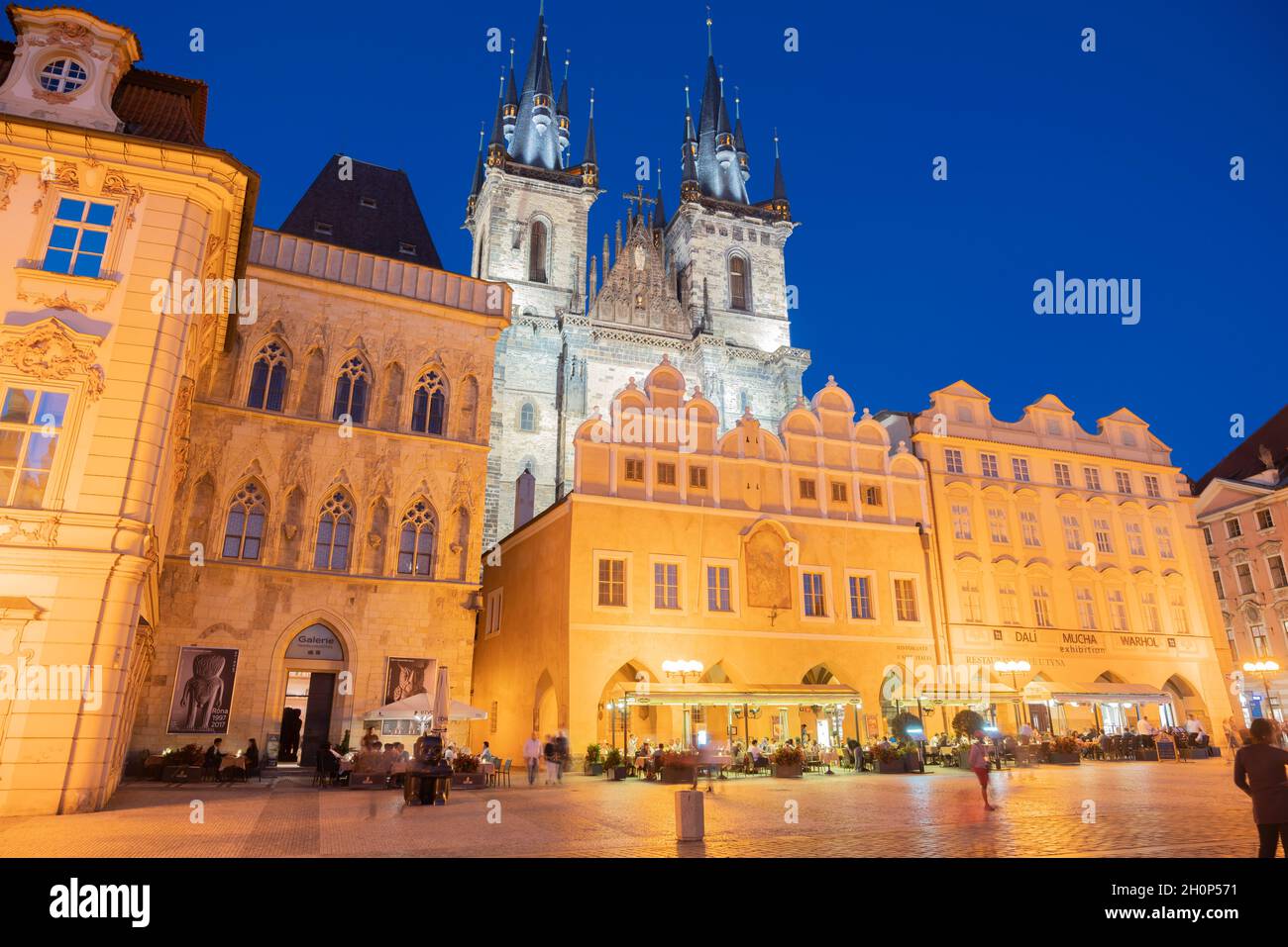 Prague, République tchèque - août 29 2017 ; pointes gothiques de l'église notre-Dame avant Tyn, illuminées la nuit dans le ciel sombre derrière les restaurants et Banque D'Images