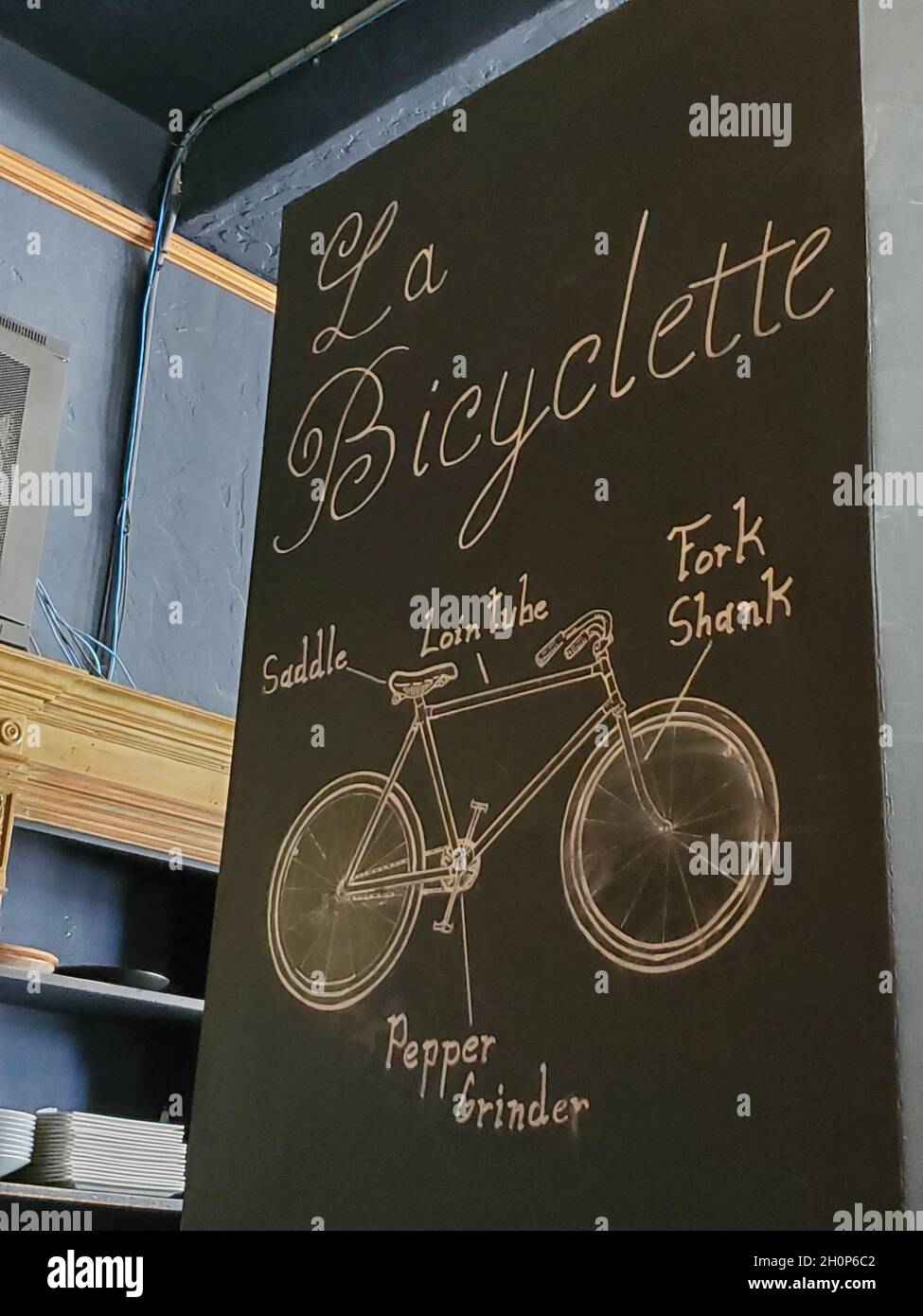 États-Unis.Le 05septembre 2021.Panneau pour le restaurant la Bicyclette avec dessin à la craie de la bicyclette et des composants étiquetés, Carmel, Californie, 5 septembre 2021.(Photo de Sftm/Gado/Sipa USA) crédit: SIPA USA/Alay Live News Banque D'Images