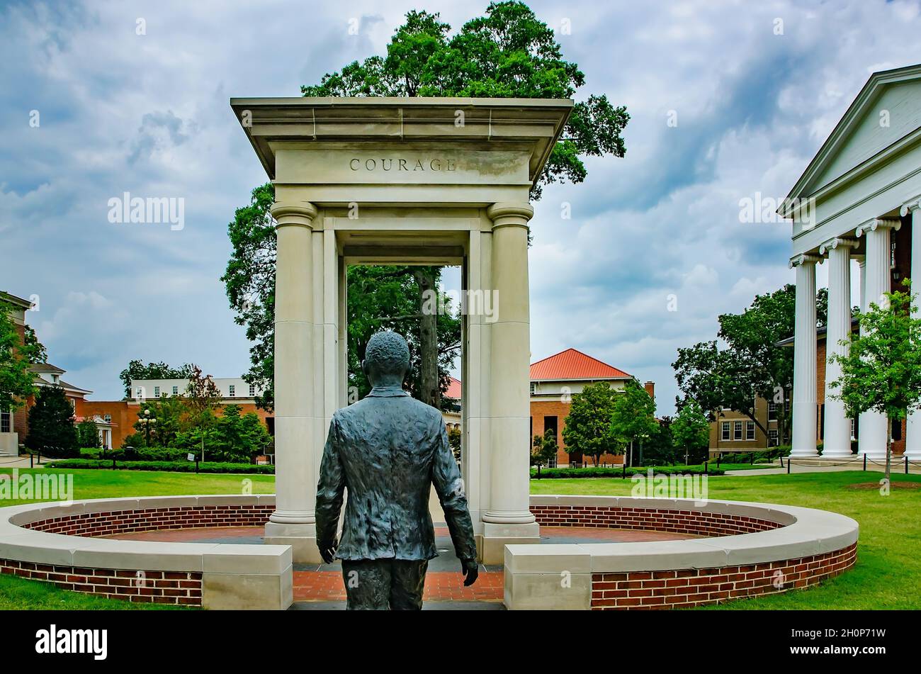 Un monument commémore l'inscription en 1962 de James Meredith, le premier étudiant noir de l'université, le 30 juillet 2013, à l'Université du Mississippi. Banque D'Images