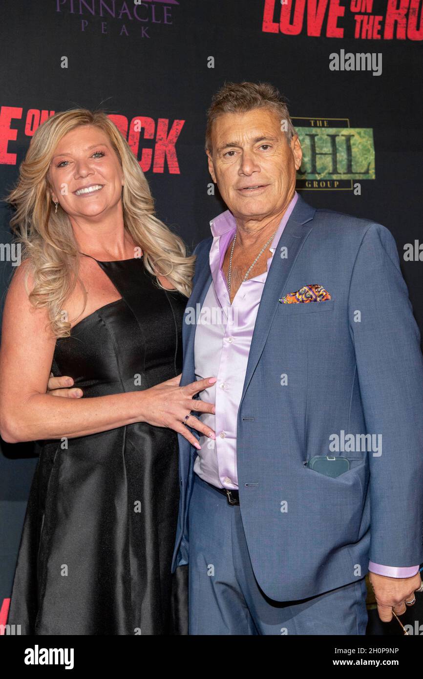 Films Et Séries Tv Avec Steven Bauer Universal City, CA - 13 octobre 2021: Steven Bauer avec la fiancée Jennifer  Brenon assiste à Pinnacle Peak Pictures Premiere film LOVE ON THE ROCK à  Universal City Hilton, Universal City, CA