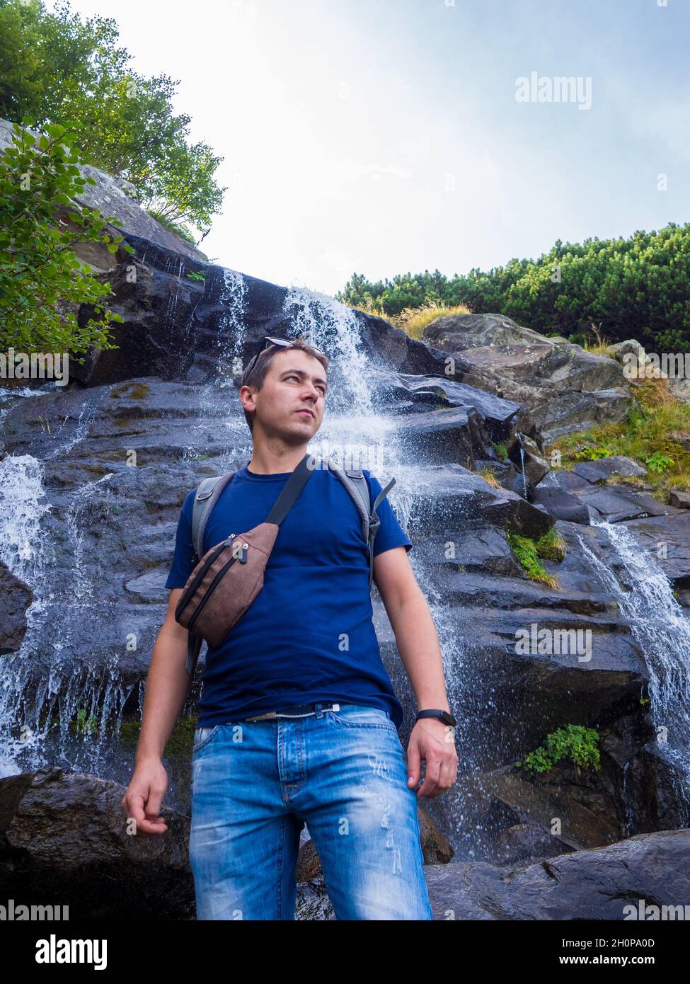 Cascade sous le sommet de Hoverla Banque D'Images