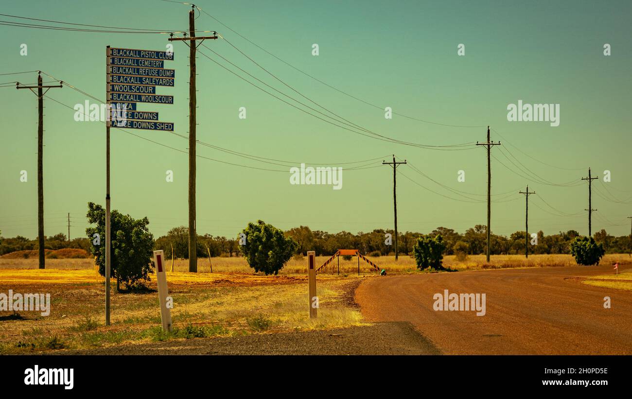 Blackall, Queensland, Australie - plusieurs panneaux routiers sur un seul panneau Banque D'Images