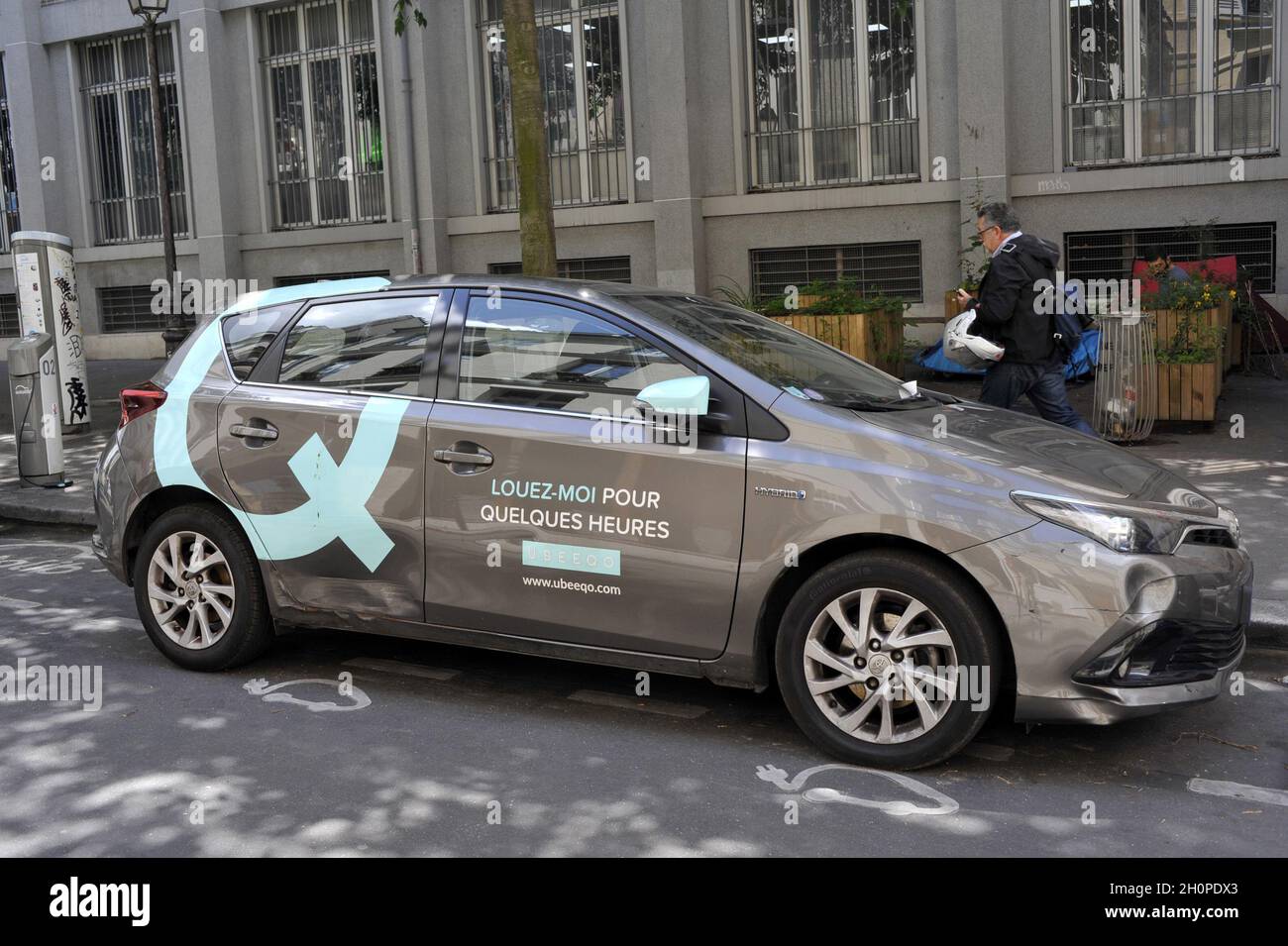 FRANCE.PARIS (75) 4 ÈME ARRONDISSEMENT.PARTAGE DE LA VOITURE ÉLECTRIQUE UBEEQO SUR UNE STATION DE CHARGE Banque D'Images