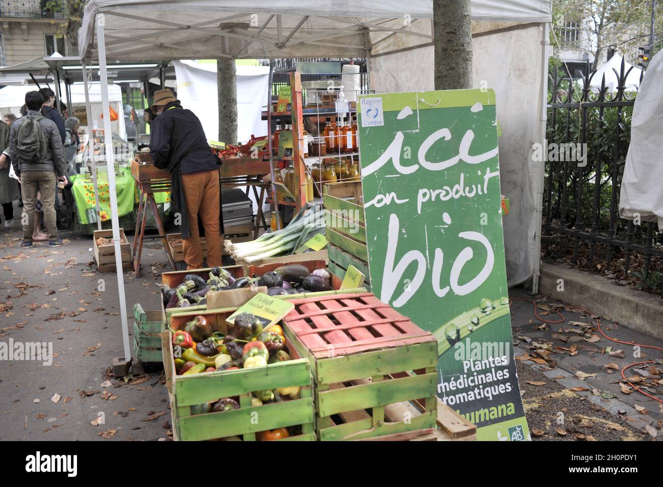 FRANCE.PARIS (75) 18 ÈME ARRONDISSEMENT.LES AGRICULTEURS DE L'ILE DE FRANCE VIENNENT VENDRE LEURS PRODUITS SUR LE MARCHÉ DE LA PLACE D'ANVERS Banque D'Images