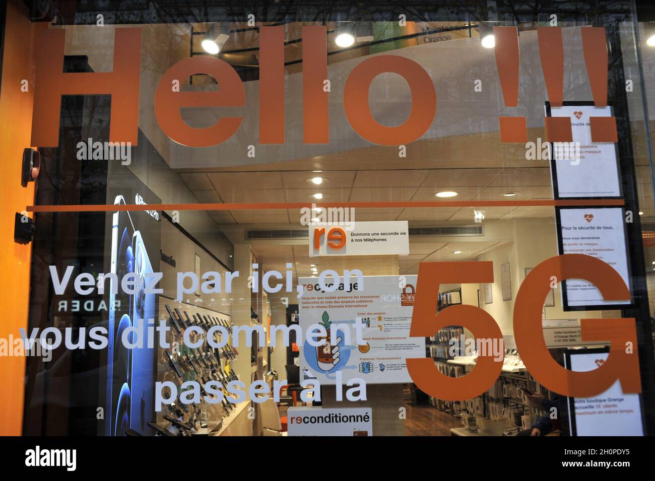 FRANCE.PARIS (75) 6 ÈME ARRONDISSEMENT.SUR LE BOULEVARD SAINT-MICHEL, UN MAGASIN ORANGE TELECOM FAIT LA PROMOTION DE L'ARRIVÉE DU 5 G SUR SA FENÊTRE Banque D'Images