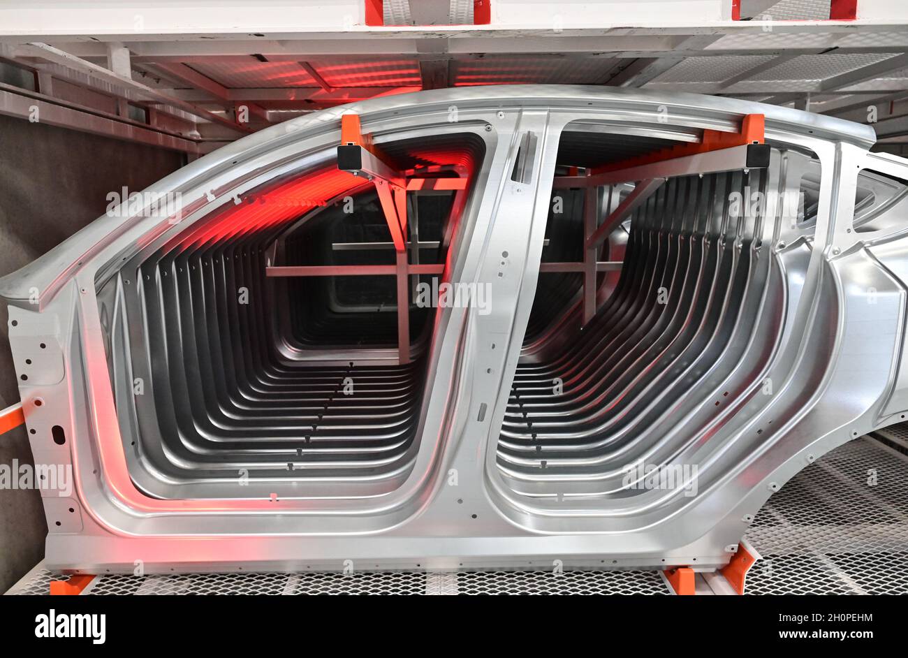 09 octobre 2021, Brandebourg, Grünheide: Des parties de véhicule de la caisse pour la production d'un modèle y de Tesla sont vues à la journée ouverte dans une salle de production du Gigalactory de Tesla.À Grünheide, à l'est de Berlin, les premiers véhicules seront en sortie de la chaîne de production à partir de la fin de 2021.La société américaine prévoit de construire environ 500,000 modèles Ys ici chaque année.Photo: Patrick Pleul/dpa-Zentralbild/ZB Banque D'Images