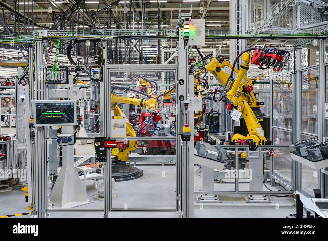 09 octobre 2021, Brandebourg, Grünheide: Des robots sont vus dans la production d'un modèle y de Tesla à la journée ouverte dans une salle de production du Gigalactory de Tesla.À Grünheide, à l'est de Berlin, les premiers véhicules seront en sortie de la chaîne de production à partir de la fin de 2021.La société américaine prévoit de construire environ 500,000 modèles Ys ici chaque année.Photo: Patrick Pleul/dpa-Zentralbild/ZB Banque D'Images
