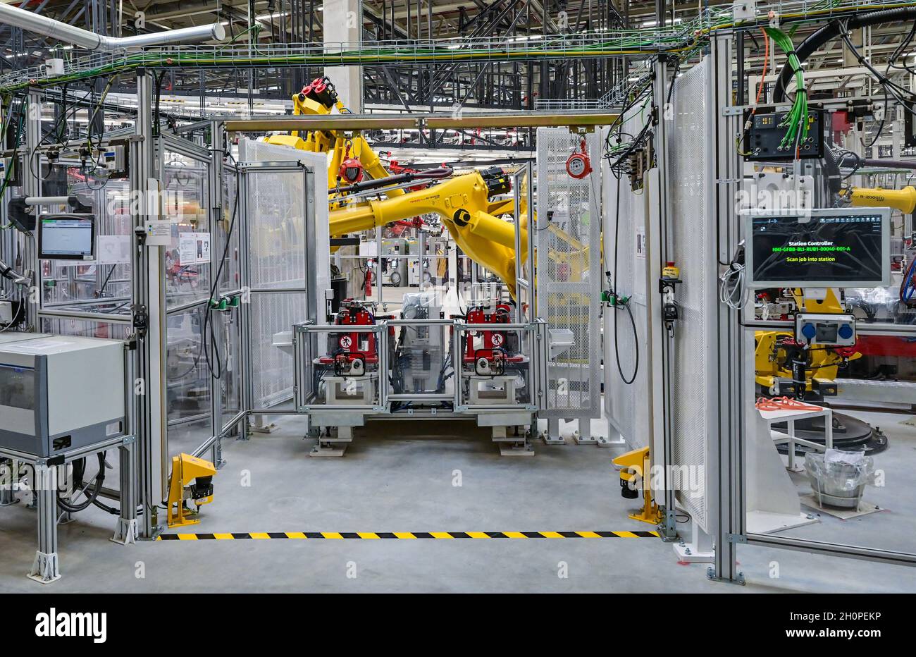 09 octobre 2021, Brandebourg, Grünheide: Des robots sont vus dans la production d'un modèle y de Tesla à la journée ouverte dans une salle de production du Gigalactory de Tesla.À Grünheide, à l'est de Berlin, les premiers véhicules seront en sortie de la chaîne de production à partir de la fin de 2021.La société américaine prévoit de construire environ 500,000 modèles Ys ici chaque année.Photo: Patrick Pleul/dpa-Zentralbild/ZB Banque D'Images