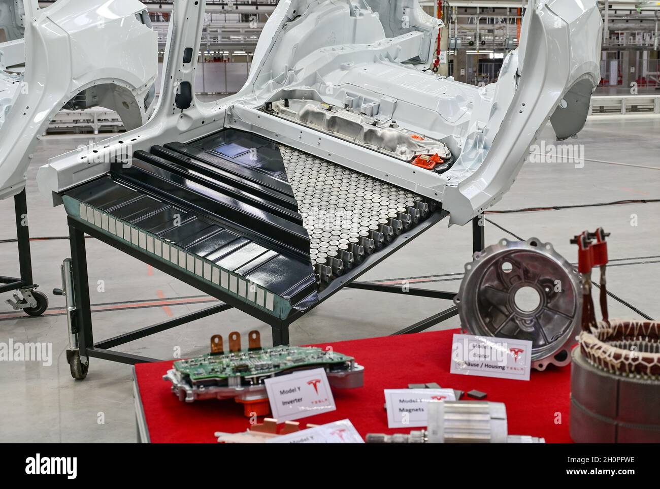 09 octobre 2021, Brandebourg, Grünheide: Pour une meilleure vue, la batterie d'un modèle y de Tesla a été coupée et peut être vue à la journée ouverte dans une salle de production du Gigalactory de Tesla.À Grünheide, à l'est de Berlin, les premiers véhicules seront en sortie de la chaîne de production à partir de la fin de 2021.La société américaine prévoit de construire environ 500,000 modèles Ys ici chaque année.Photo: Patrick Pleul/dpa-Zentralbild/ZB Banque D'Images