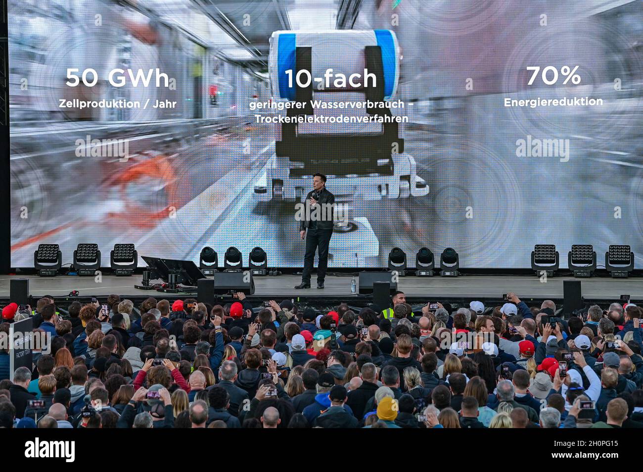 09 octobre 2021, Brandebourg, Grünheide: Elon Musk, PDG de Tesla, est sur une scène au Gigalactory de Tesla pour la journée portes ouvertes.À Grünheide, à l'est de Berlin, les premiers véhicules seront en sortie de la chaîne de production à partir de la fin de 2021.La société américaine prévoit de construire environ 500,000 modèles Ys ici chaque année.Photo: Patrick Pleul/dpa-Zentralbild/ZB Banque D'Images