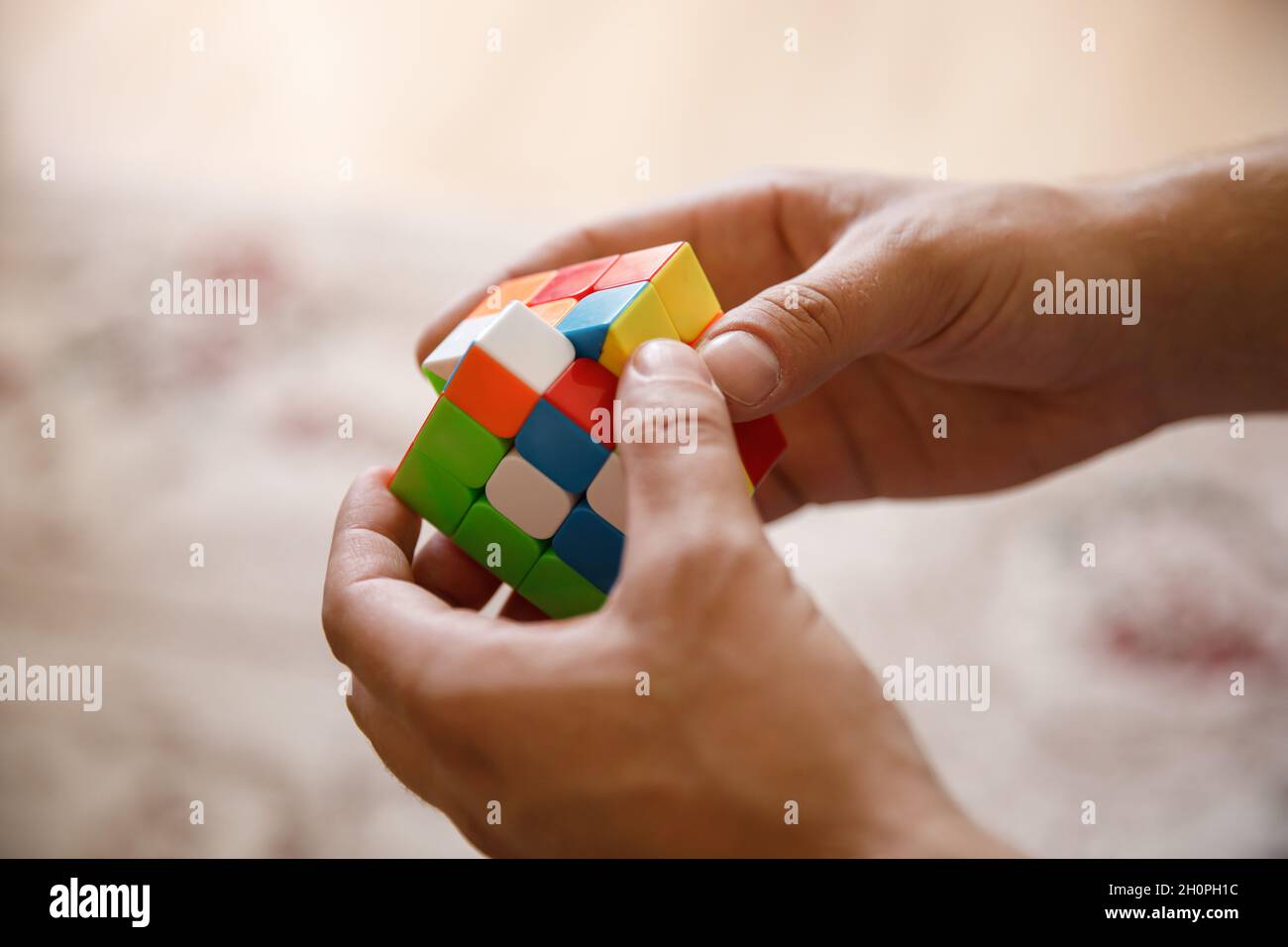 Moscou Russie 10 octobre 2021.Les mains masculines tenant le cube de Rubik gros plan sur le cube de Rubik inventé par un architecte hongrois Erno Rubik en 1974. Banque D'Images