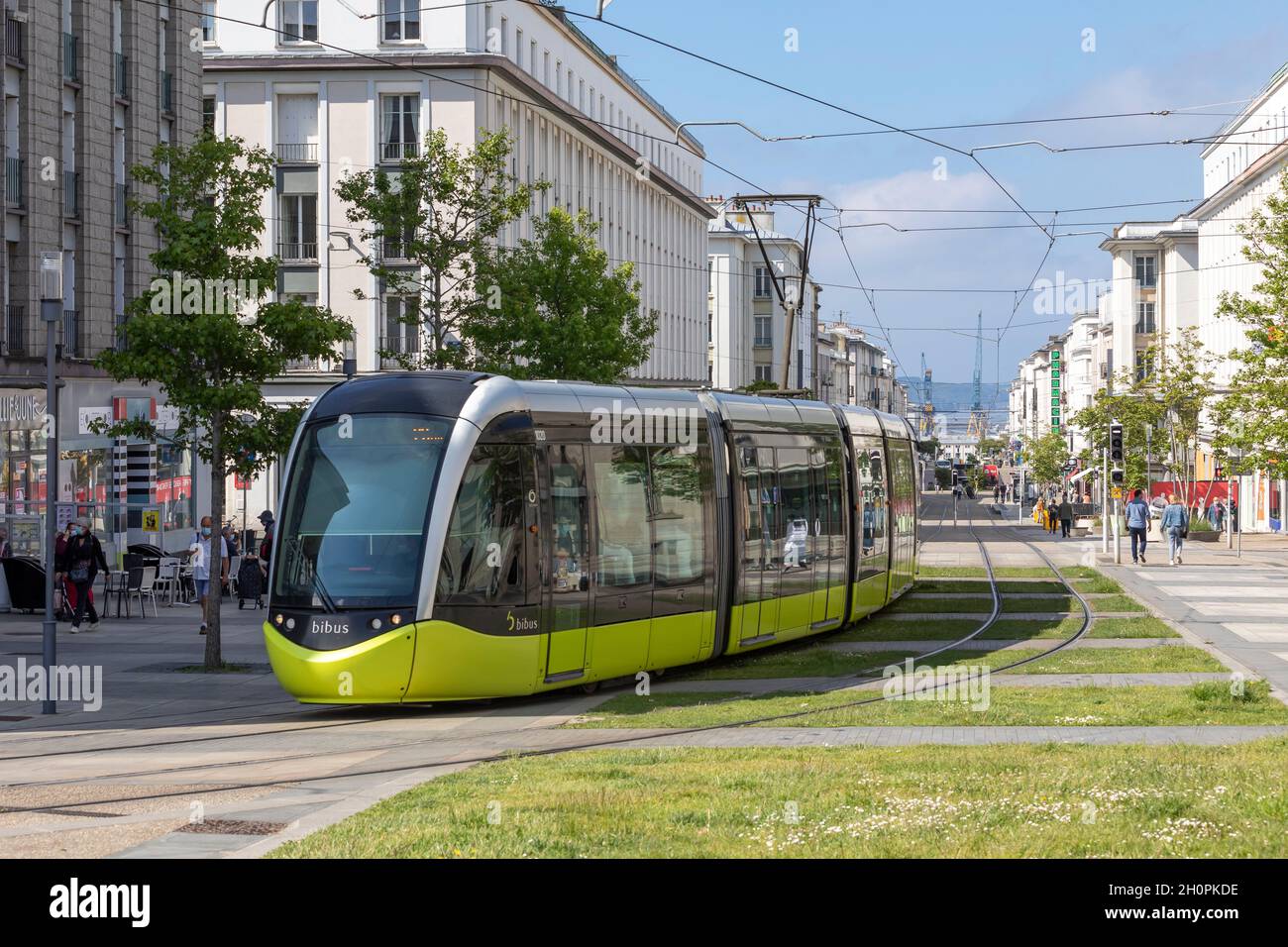 Brest (Bretagne, Nord-Ouest de la France) : tram du réseau de transports publics BIBUS dans la métropole de Brest.Tram dans le centre-ville, dans la partie supérieure Banque D'Images