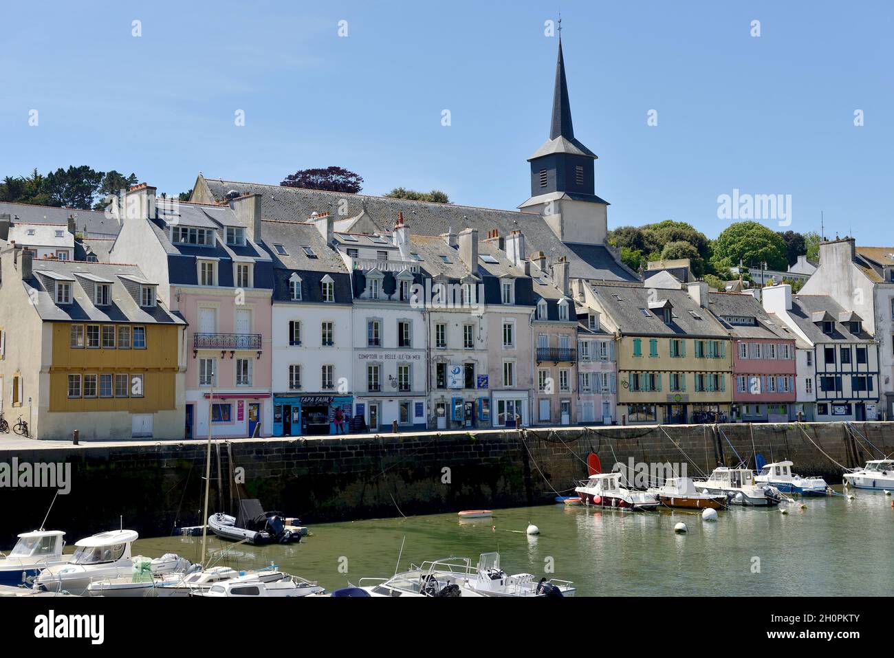 Ile Belle Ile en Mer (au large de la Bretagne, au nord-ouest de la France) : ville du Palais.Le port et la ville Banque D'Images