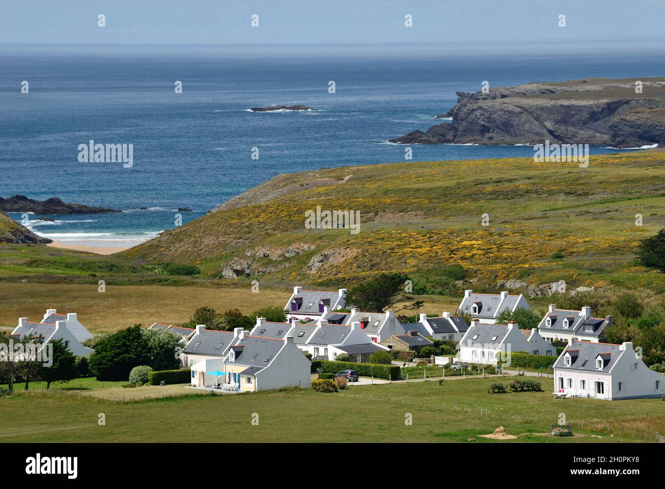 Île de ÒBelle Ile en Mer (au large des côtes de Bretagne, au nord-ouest de la France) : hameau vu du phare de Goulphar Banque D'Images