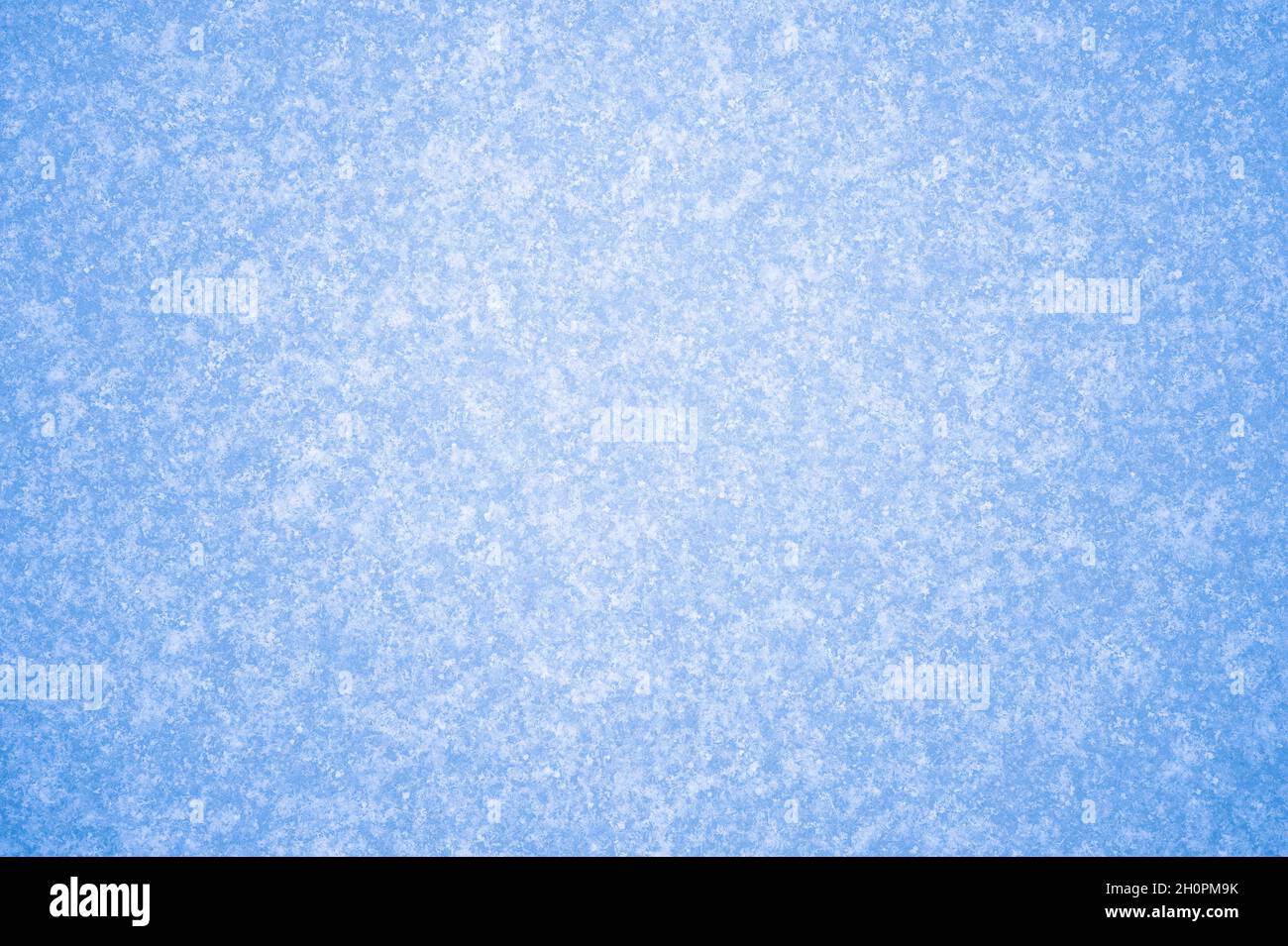 Motif de texture de givre blanc brillant sur glace bleue avec éclairage au centre.Arrière-plan naturel. Banque D'Images