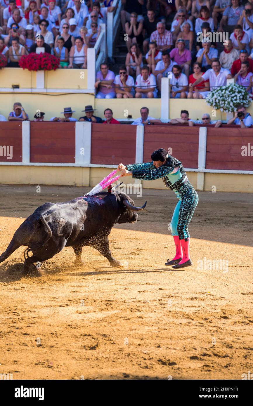 Pince Cravate Vintage Toréador En Or - Bijou Unique Thème Corrida Taureau, Numéro 4508