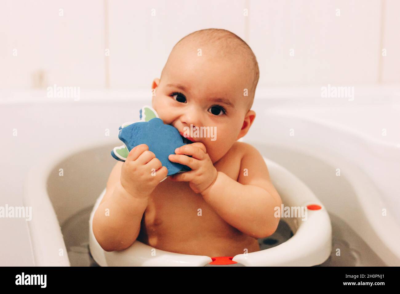 Bebe Drole Et Doux Prenant Un Bain Bebe Machant Un Jouet Dans Une Chaise De Bain Photo Stock Alamy