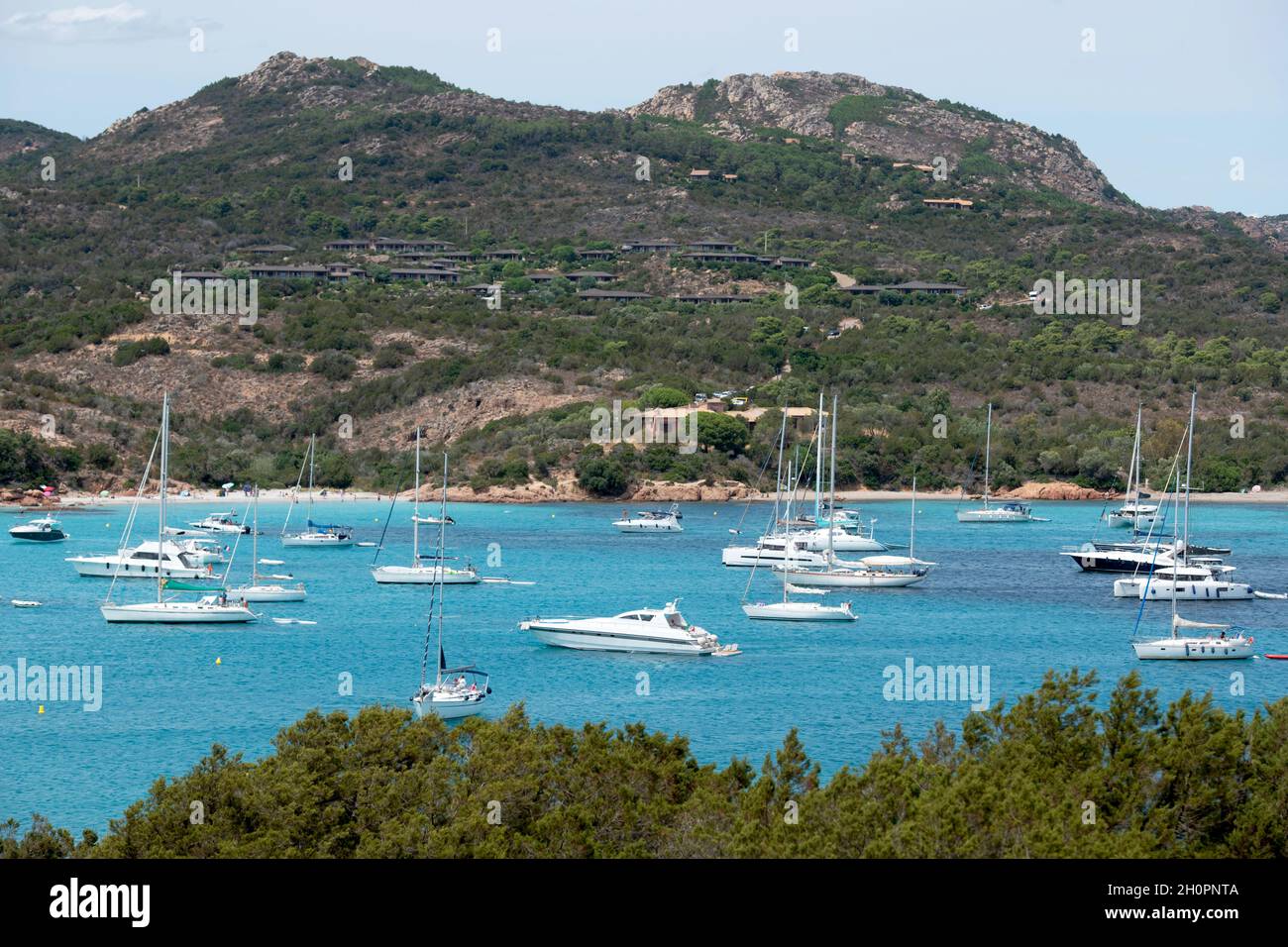 Corse: Baie de Santa Giulia avec des bateaux au point d'ancrage et à l'eau translucide, en Corse du Sud Banque D'Images