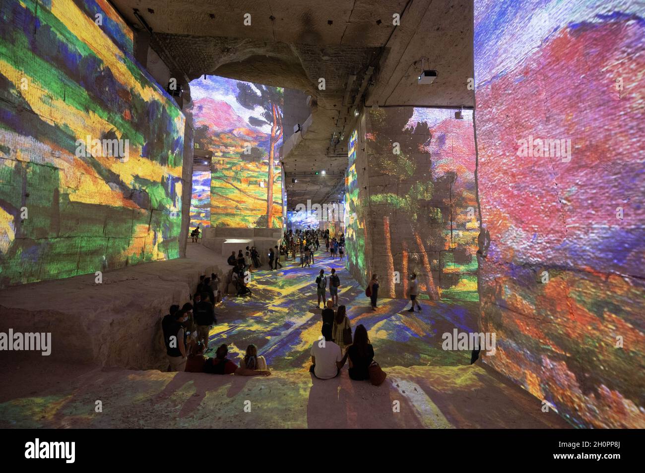 Les Baux de Provence (sud-est de la France) : "les Carrières des Lumières" organise des expositions numériques immersives consacrées aux grands artistes produits par cul Banque D'Images